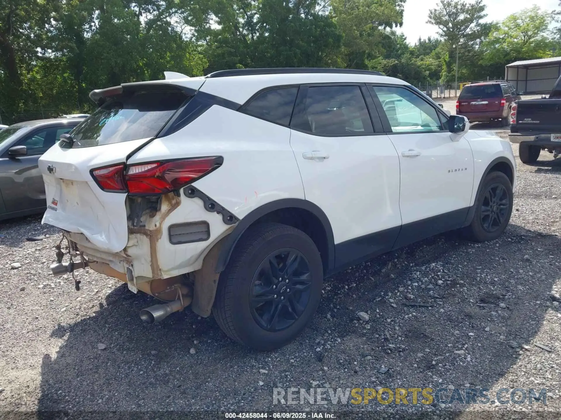 4 Photograph of a damaged car 3GNKBCRSXMS518468 CHEVROLET BLAZER 2021