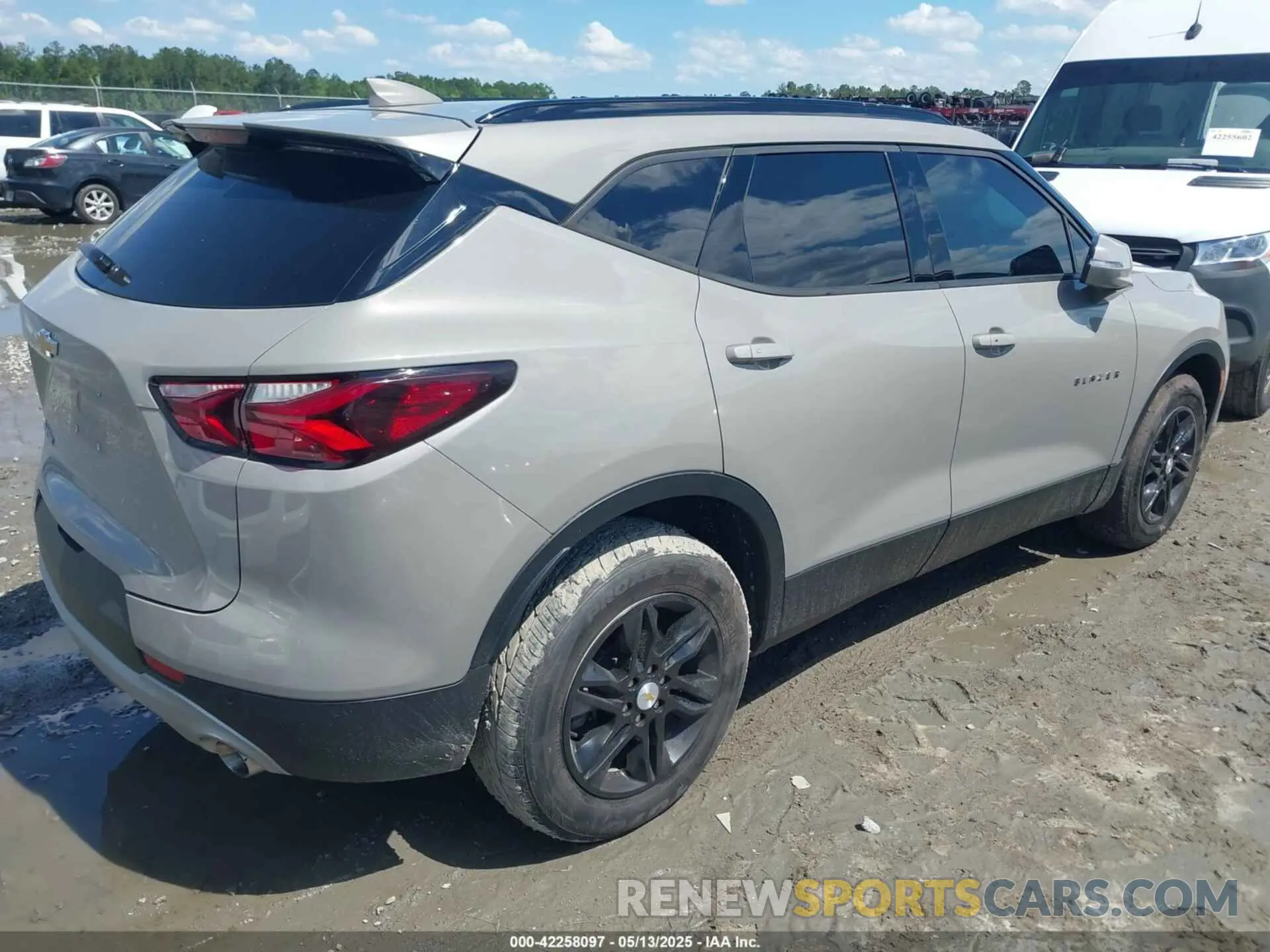 4 Photograph of a damaged car 3GNKBDRS5MS502636 CHEVROLET BLAZER 2021