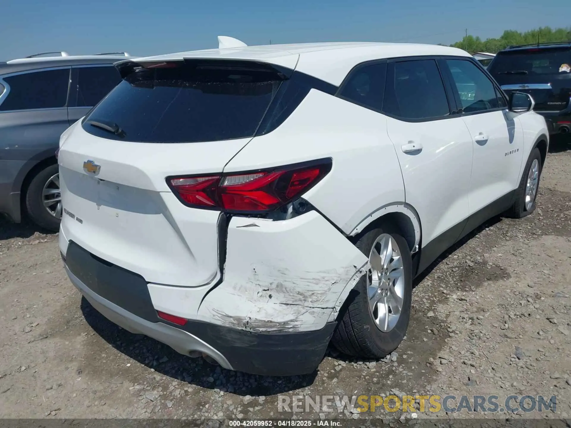 4 Photograph of a damaged car 3GNKBHR41MS570635 CHEVROLET BLAZER 2021