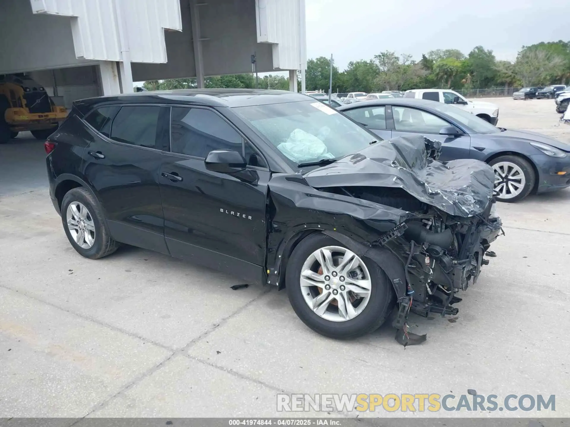 1 Photograph of a damaged car 3GNKBHRS1MS512667 CHEVROLET BLAZER 2021