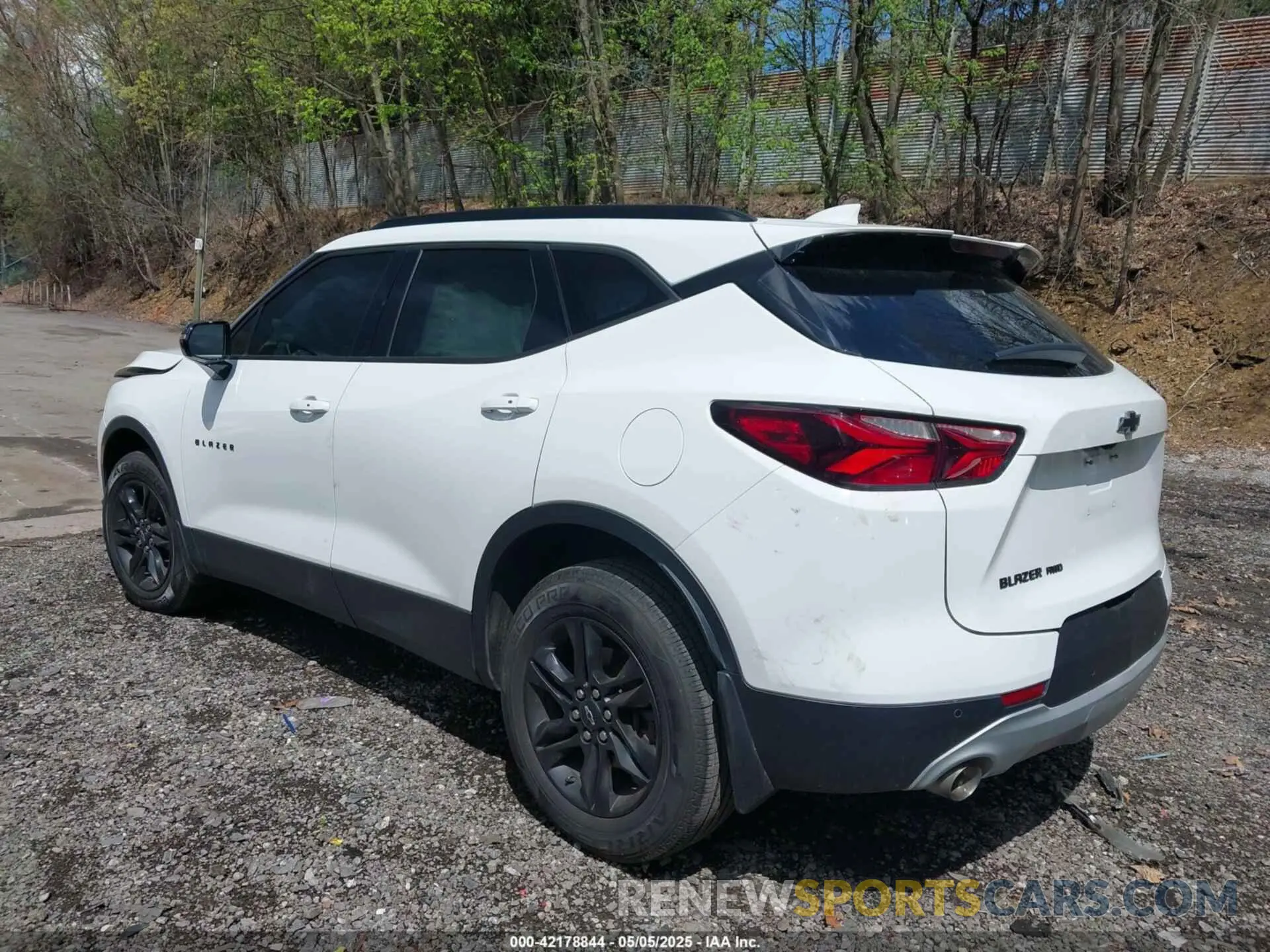 3 Photograph of a damaged car 3GNKBHRS1MS569998 CHEVROLET BLAZER 2021