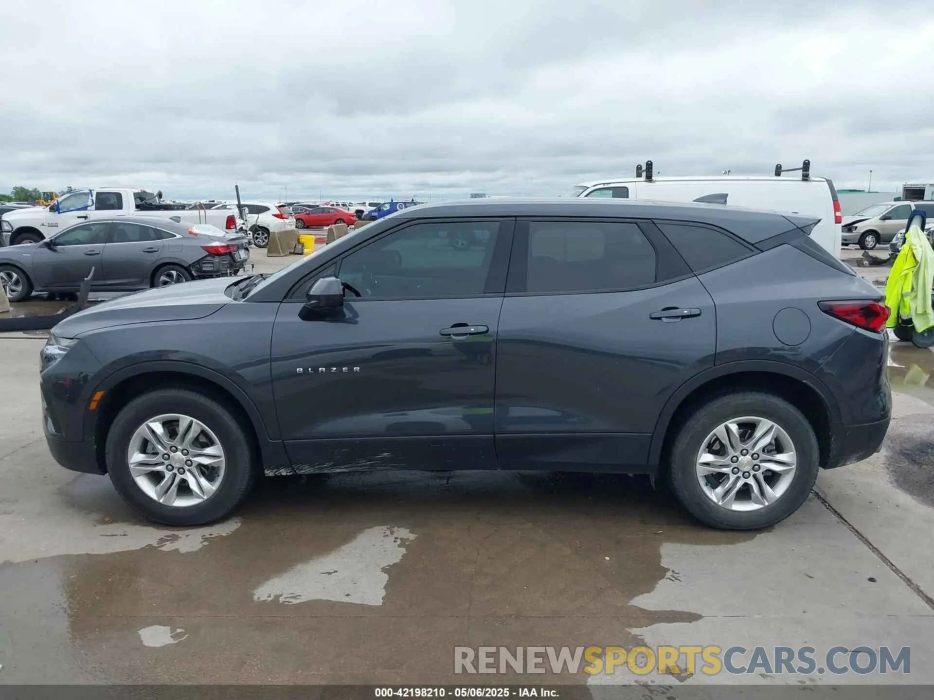 14 Photograph of a damaged car 3GNKBCR40NS212396 CHEVROLET BLAZER 2022