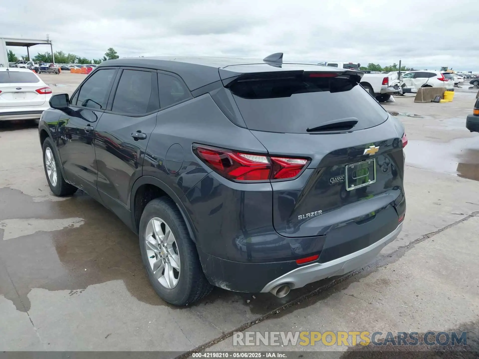 3 Photograph of a damaged car 3GNKBCR40NS212396 CHEVROLET BLAZER 2022