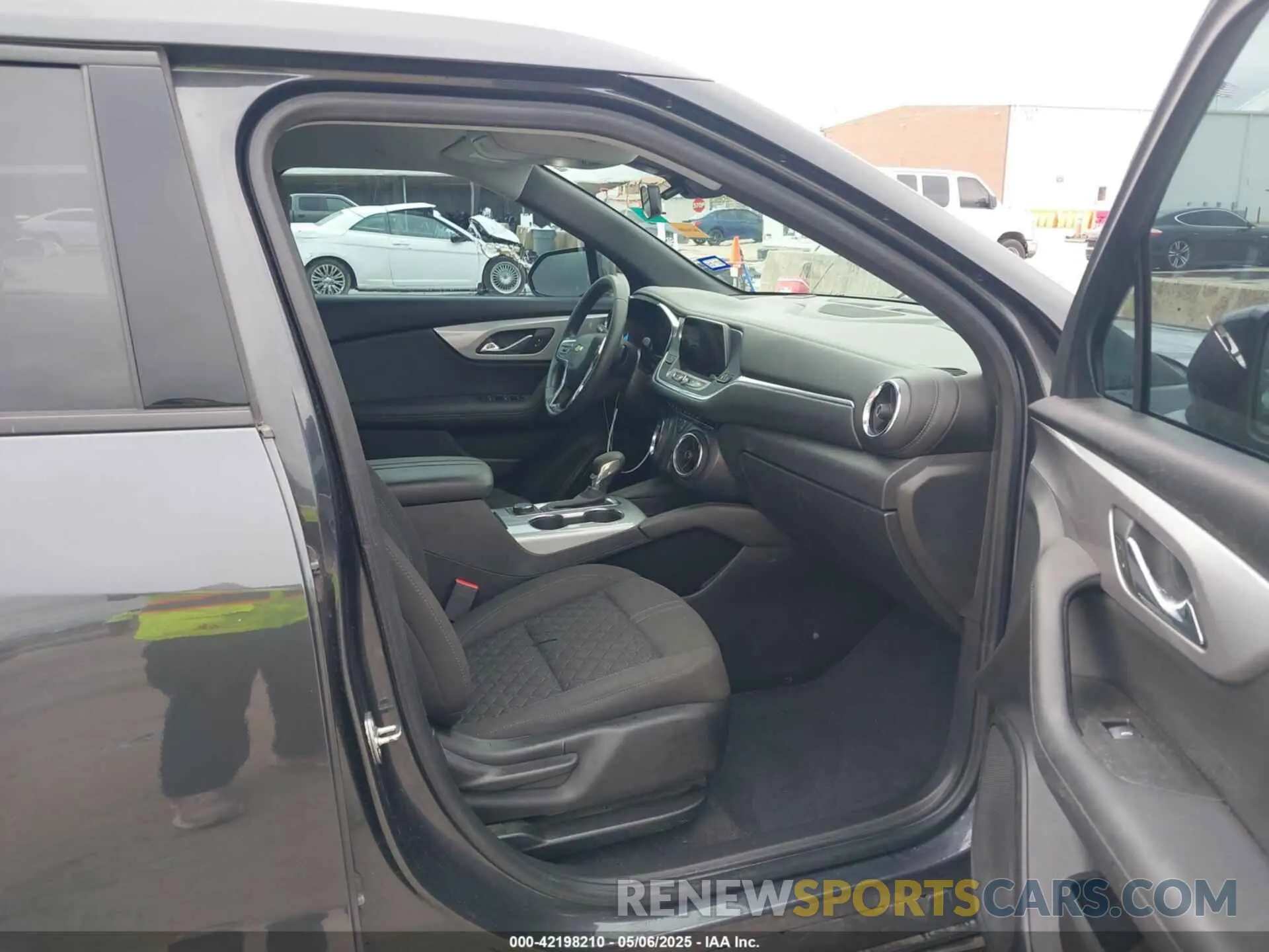 5 Photograph of a damaged car 3GNKBCR40NS212396 CHEVROLET BLAZER 2022