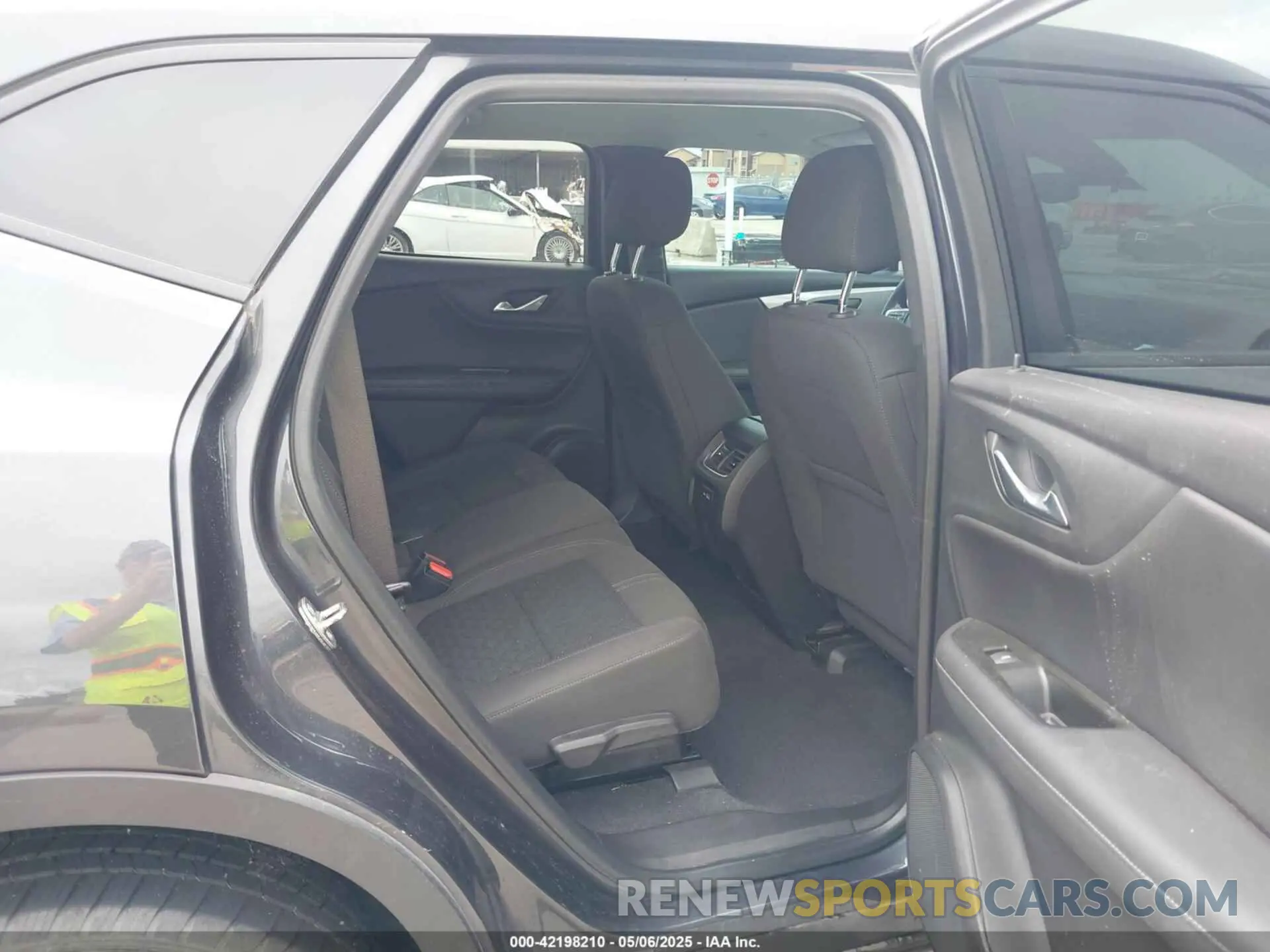 8 Photograph of a damaged car 3GNKBCR40NS212396 CHEVROLET BLAZER 2022