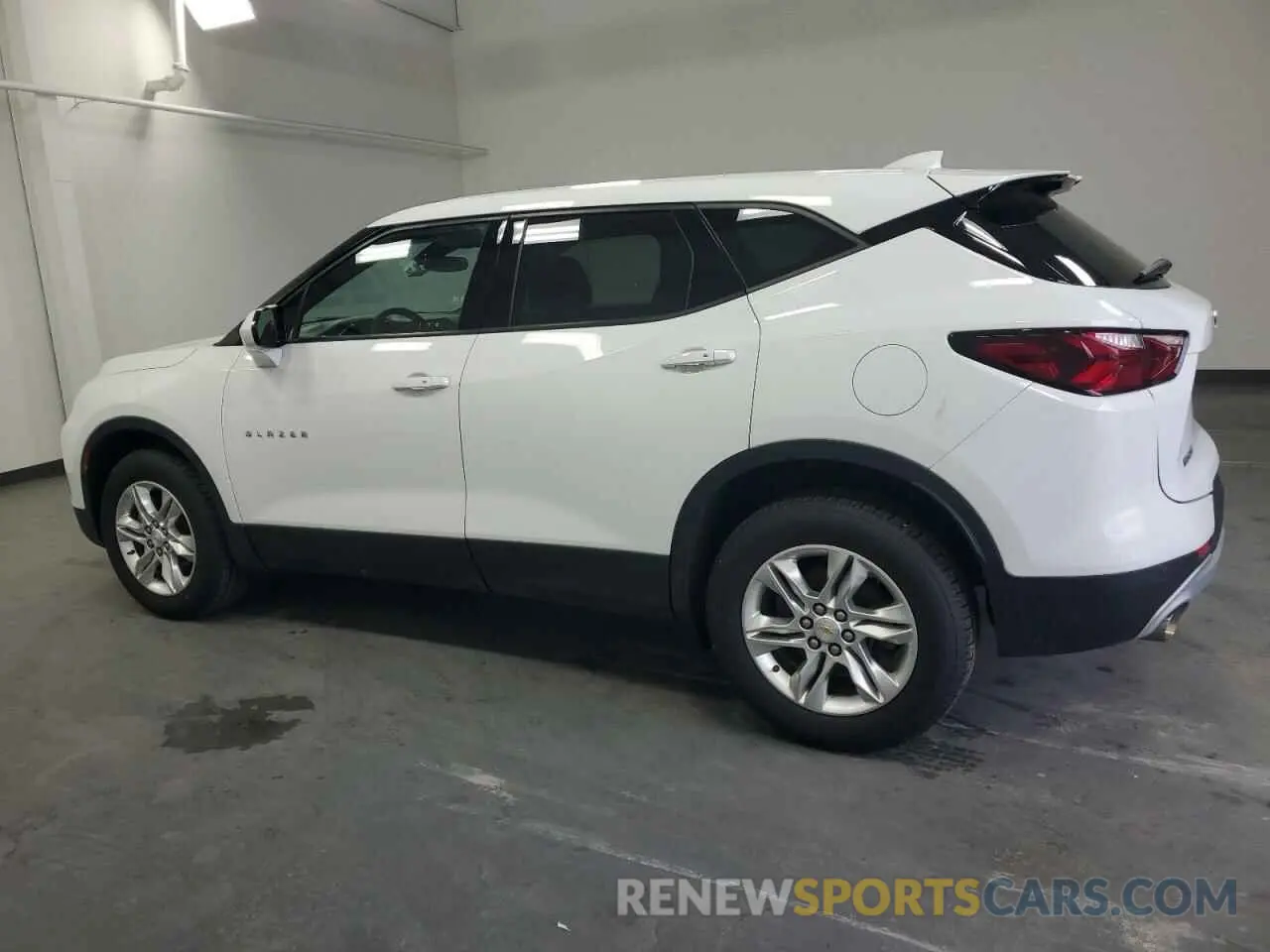 2 Photograph of a damaged car 3GNKBCR47NS129080 CHEVROLET BLAZER 2022