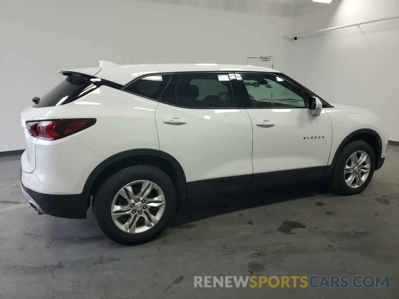 3 Photograph of a damaged car 3GNKBCR47NS129080 CHEVROLET BLAZER 2022