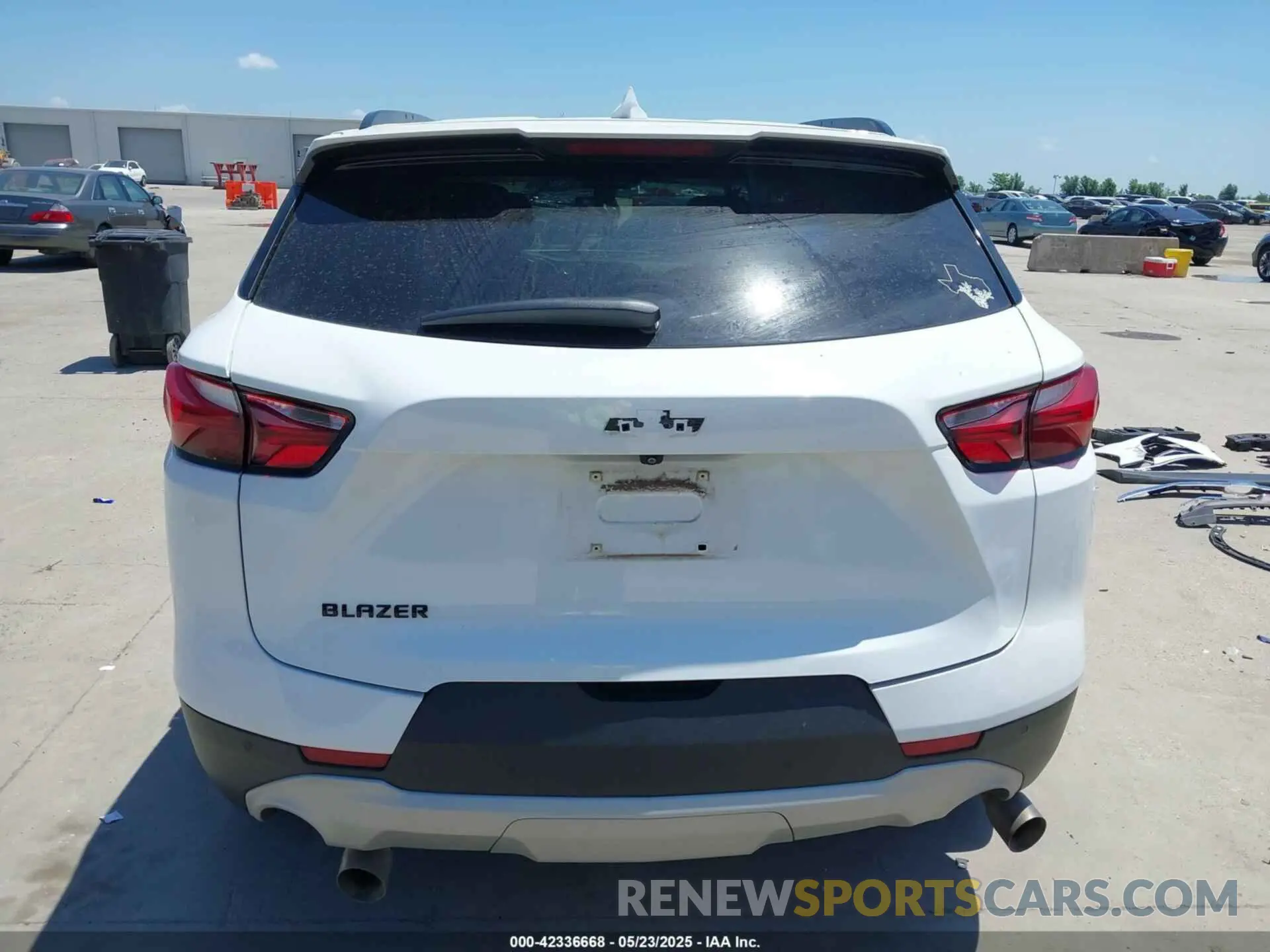 17 Photograph of a damaged car 3GNKBCR4XNS169556 CHEVROLET BLAZER 2022