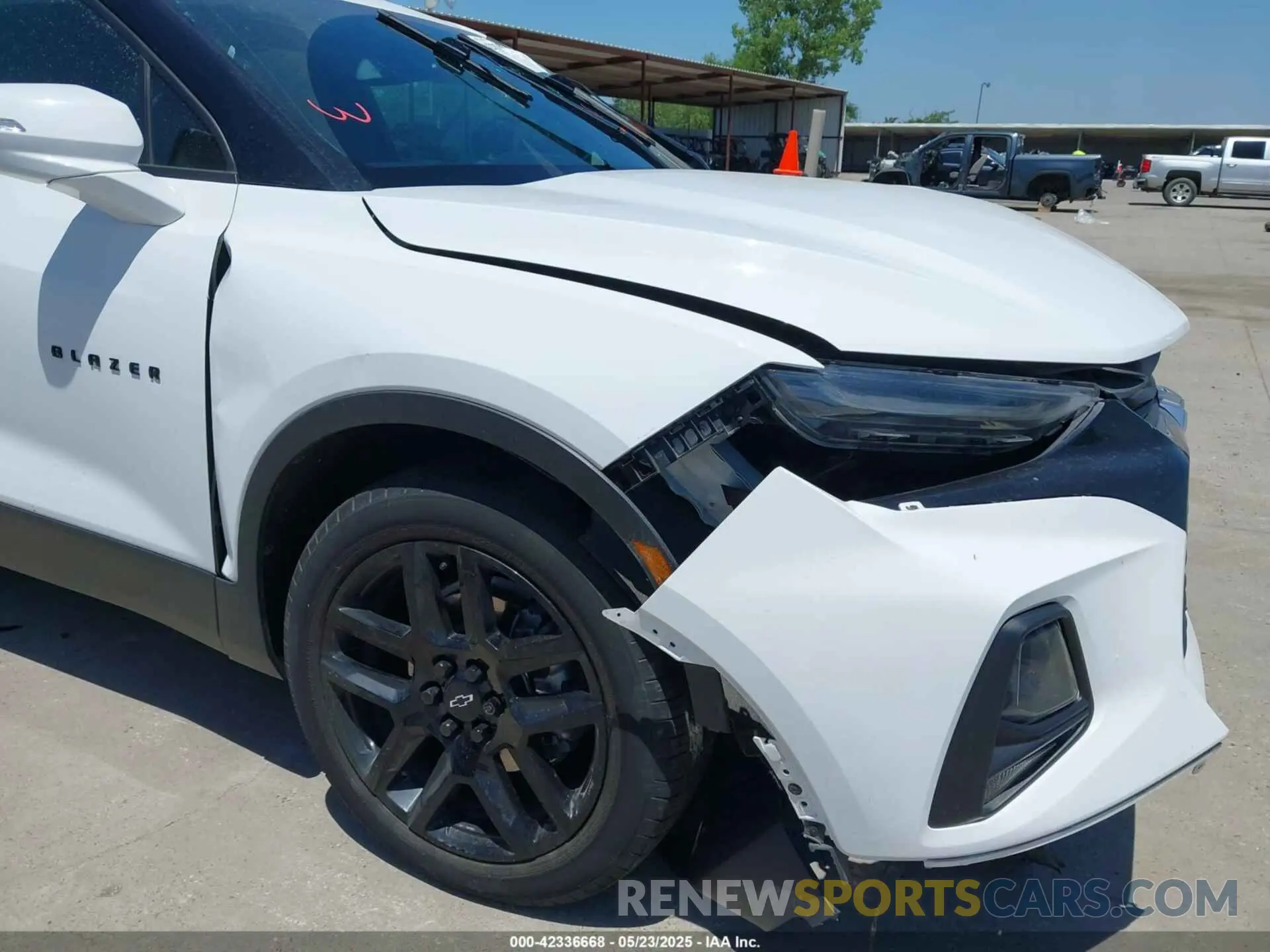 19 Photograph of a damaged car 3GNKBCR4XNS169556 CHEVROLET BLAZER 2022