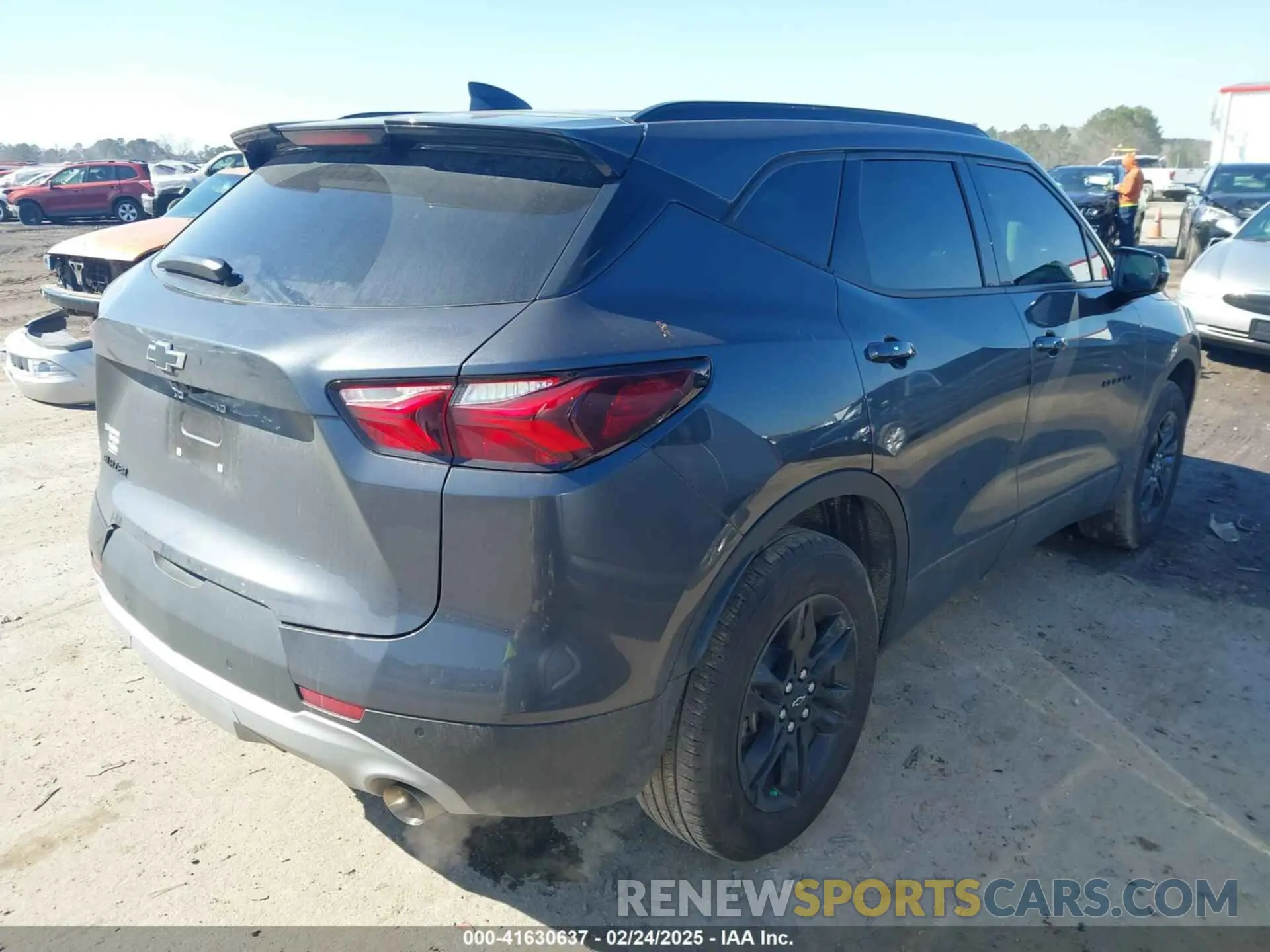 4 Photograph of a damaged car 3GNKBDR40NS235232 CHEVROLET BLAZER 2022