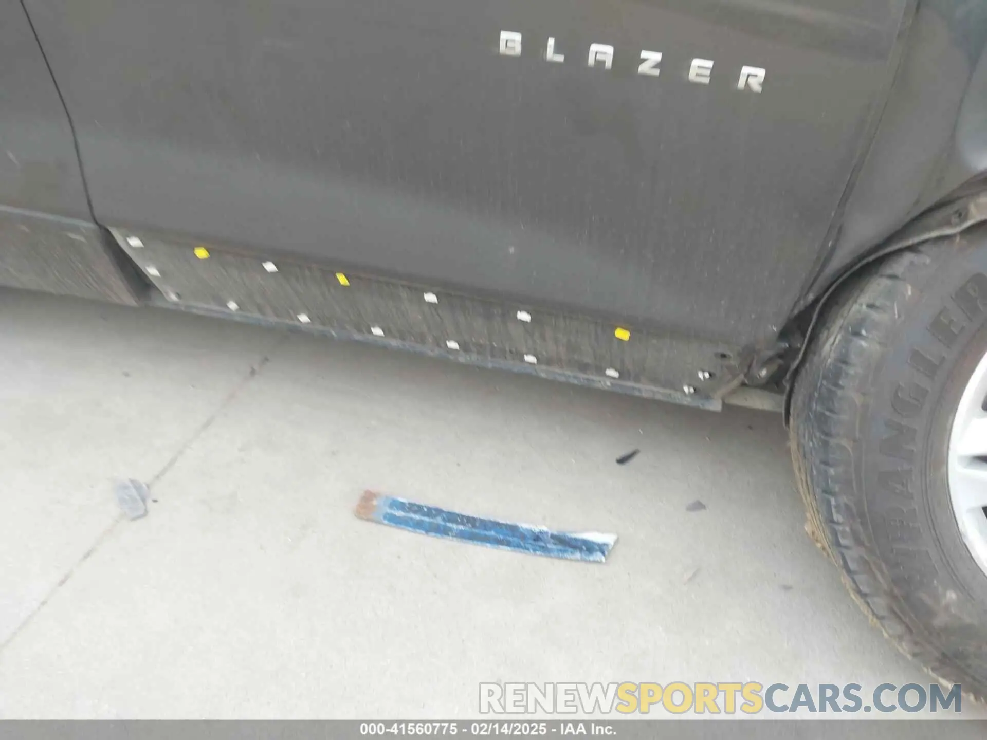 17 Photograph of a damaged car 3GNKBDRSXNS223071 CHEVROLET BLAZER 2022