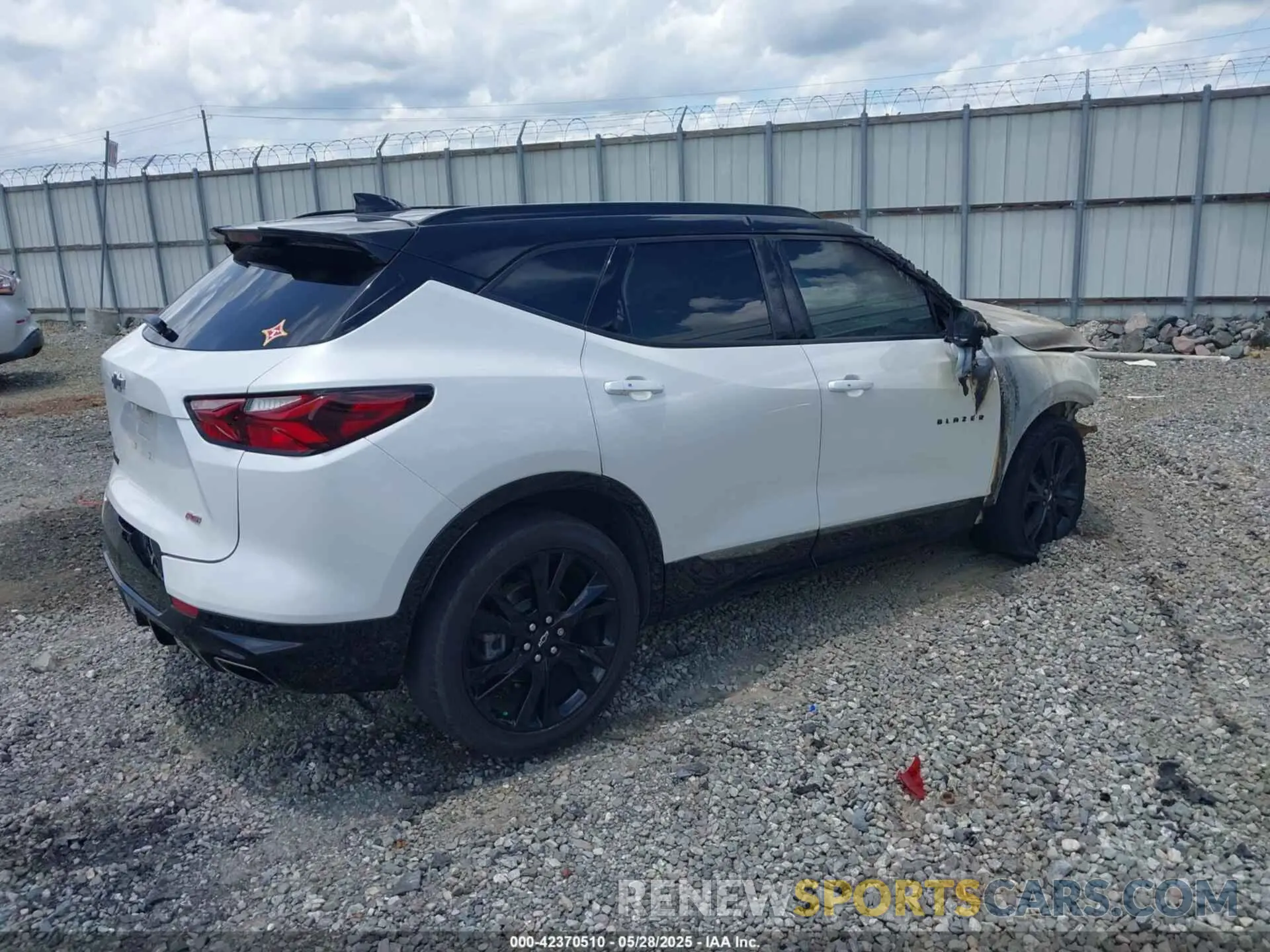 4 Photograph of a damaged car 3GNKBERS3NS180084 CHEVROLET BLAZER 2022