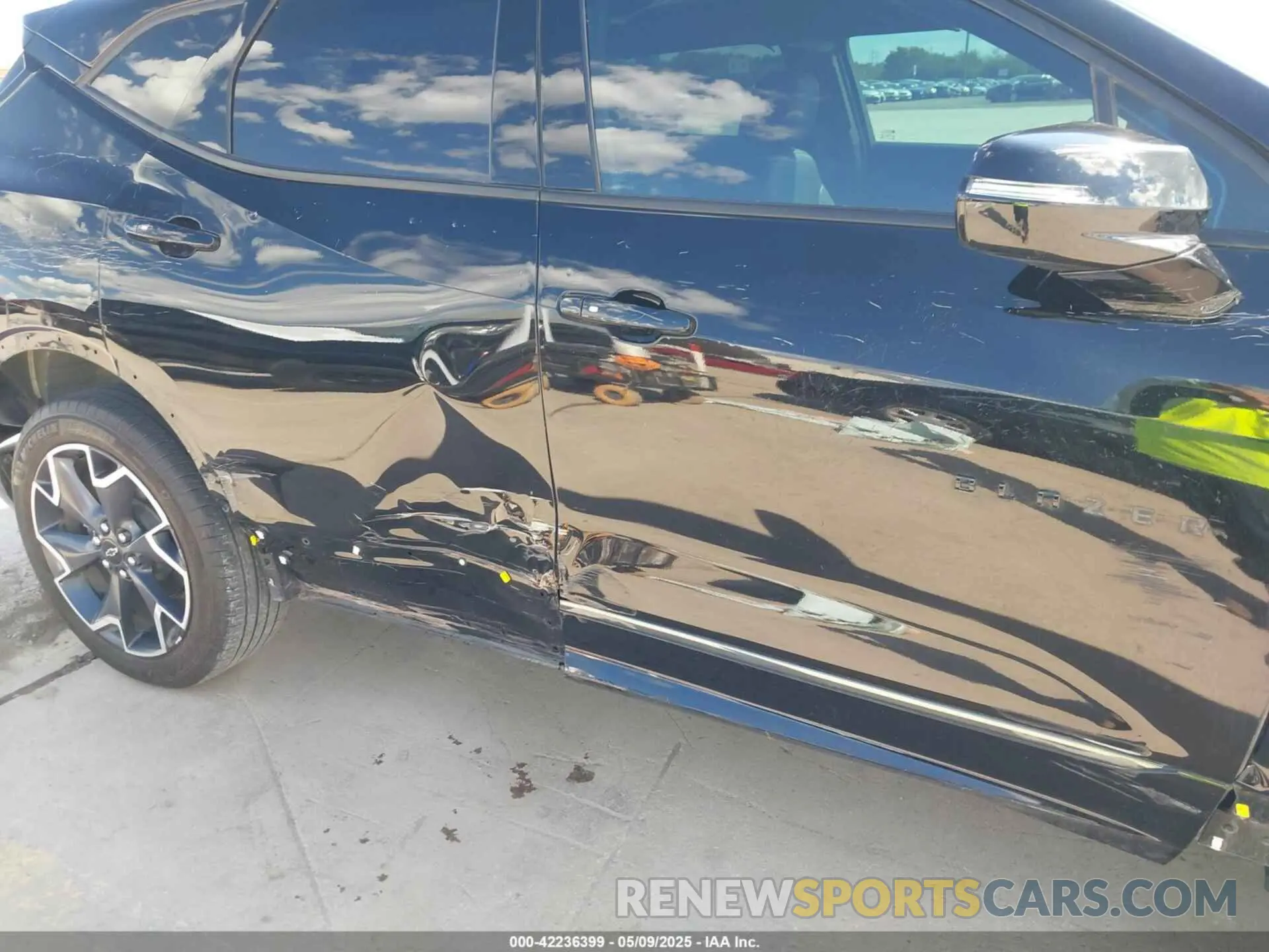 19 Photograph of a damaged car 3GNKBERS3NS201645 CHEVROLET BLAZER 2022