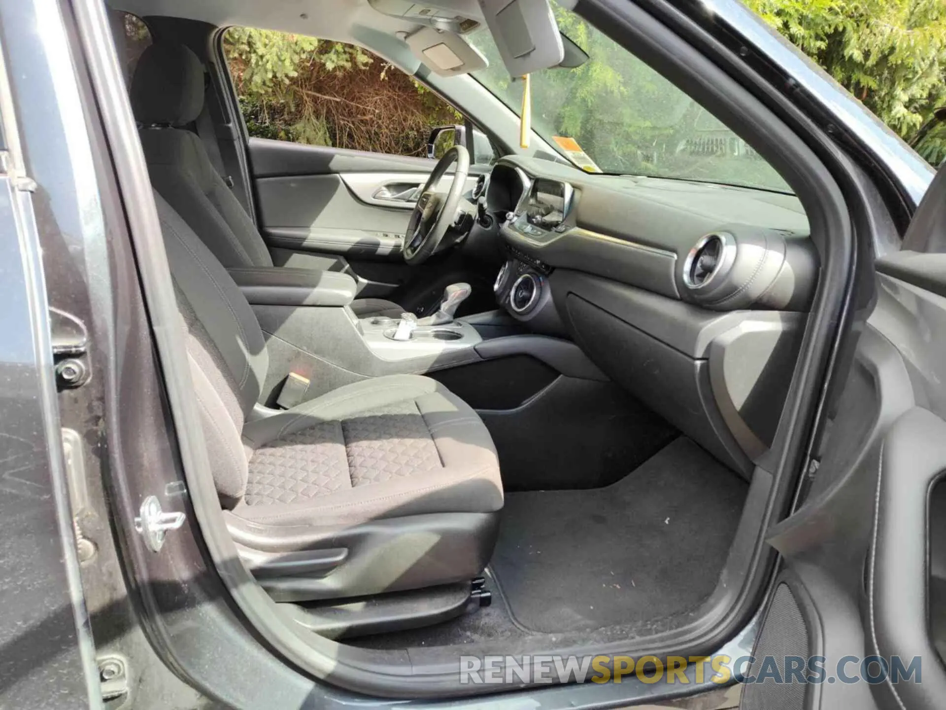 18 Photograph of a damaged car 3GNKBHR41NS182080 CHEVROLET BLAZER 2022