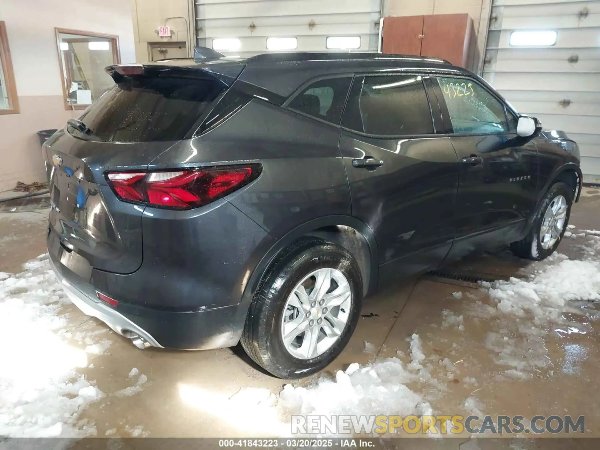4 Photograph of a damaged car 3GNKBHR43NS118140 CHEVROLET BLAZER 2022