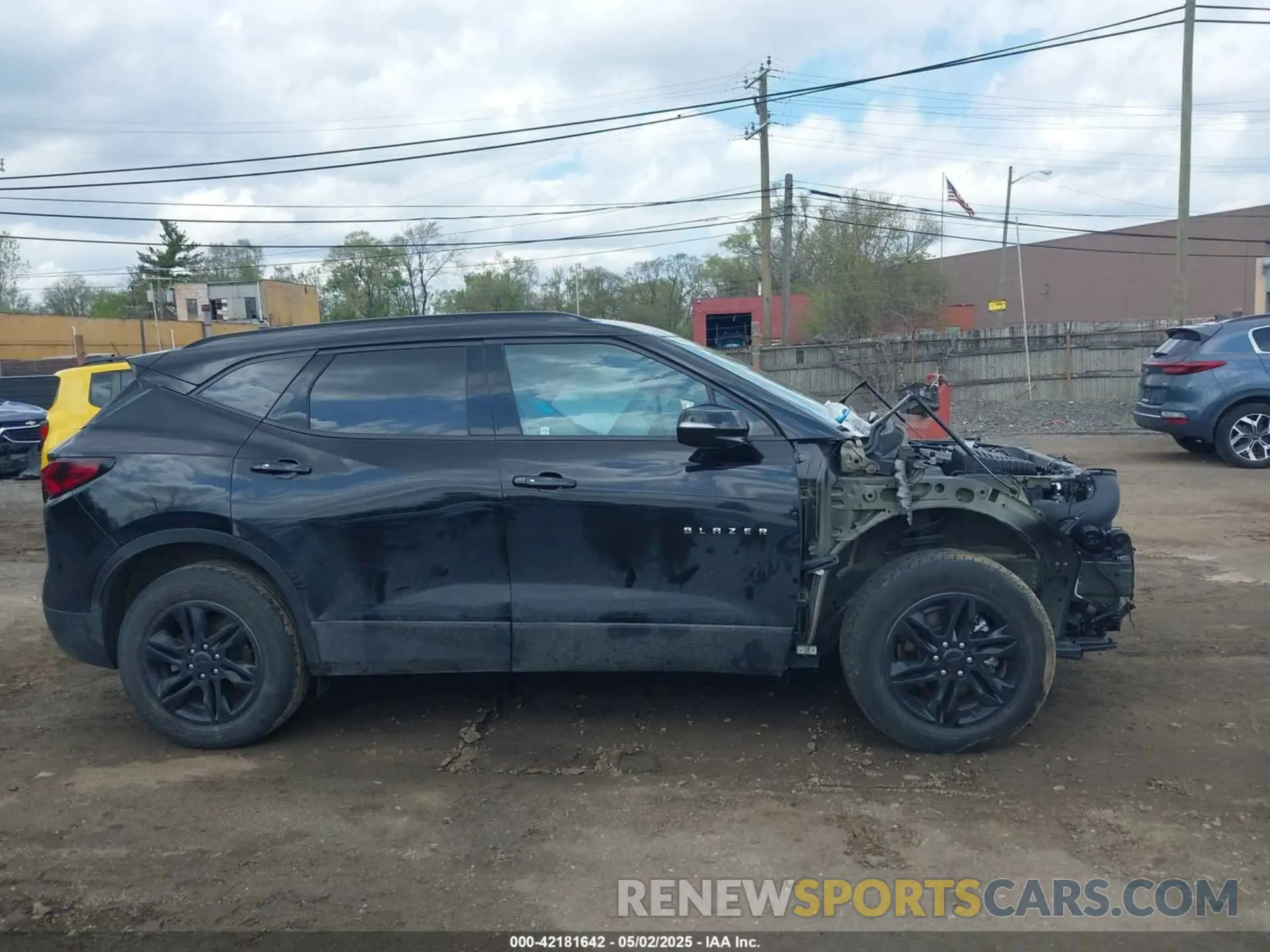 12 Photograph of a damaged car 3GNKBHR47NS136060 CHEVROLET BLAZER 2022