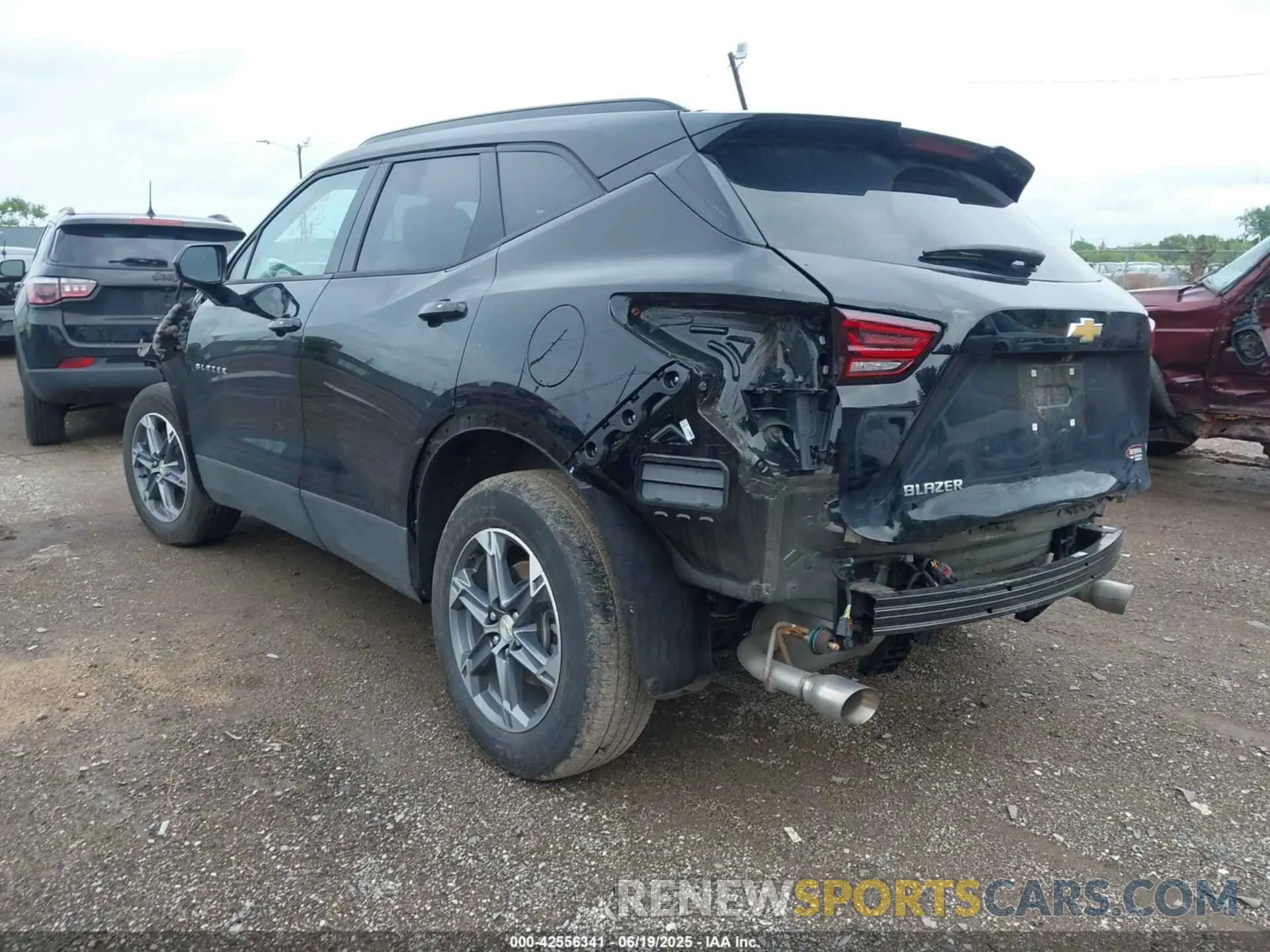 3 Photograph of a damaged car 3GNKBCR4XRS233343 CHEVROLET BLAZER 2024