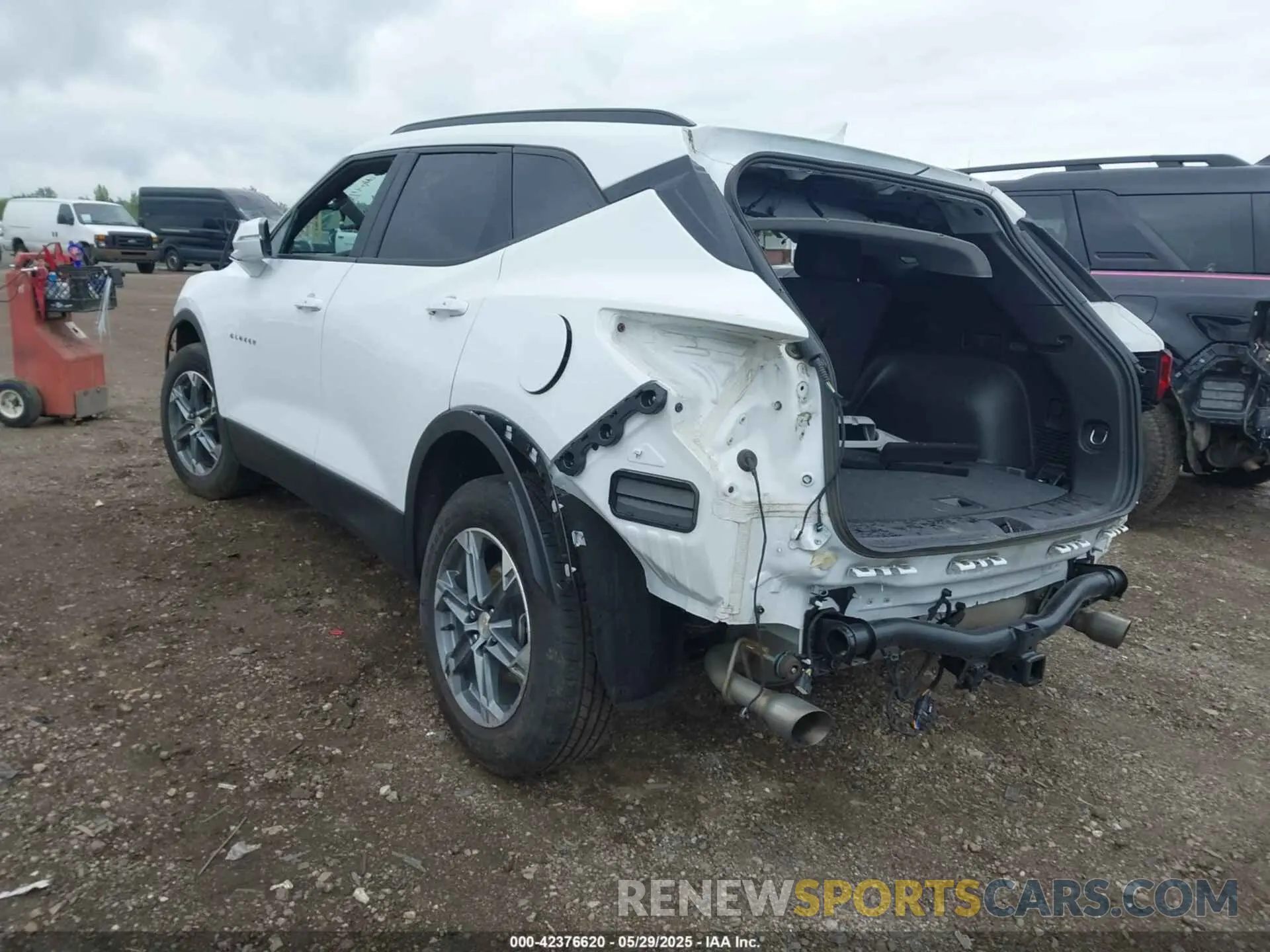 3 Photograph of a damaged car 3GNKBJR49RS175777 CHEVROLET BLAZER 2024