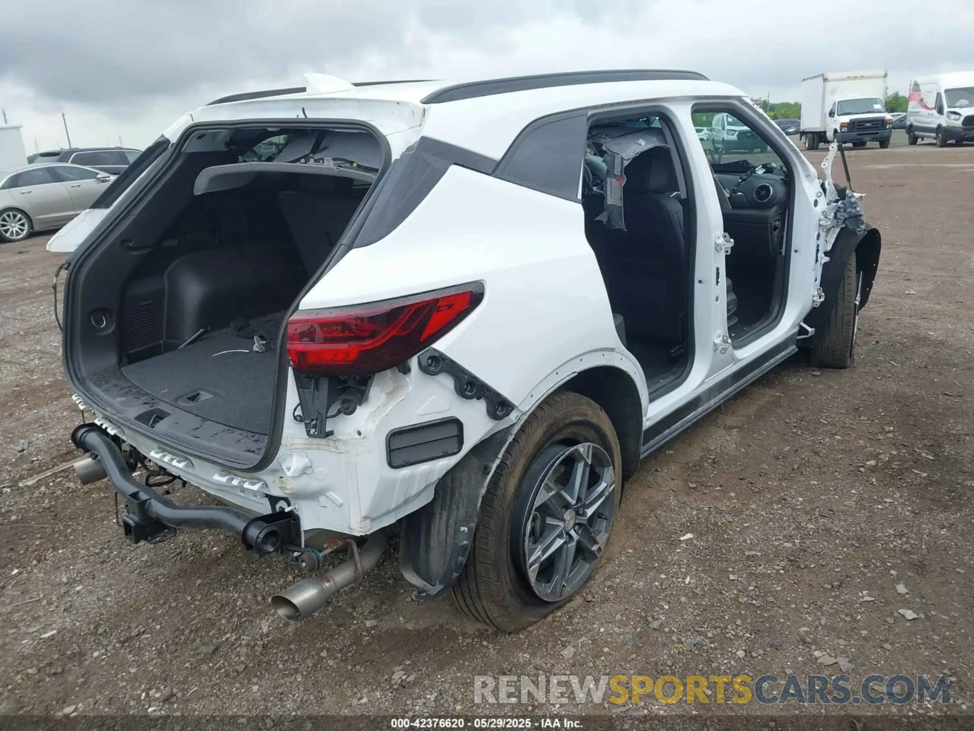 4 Photograph of a damaged car 3GNKBJR49RS175777 CHEVROLET BLAZER 2024