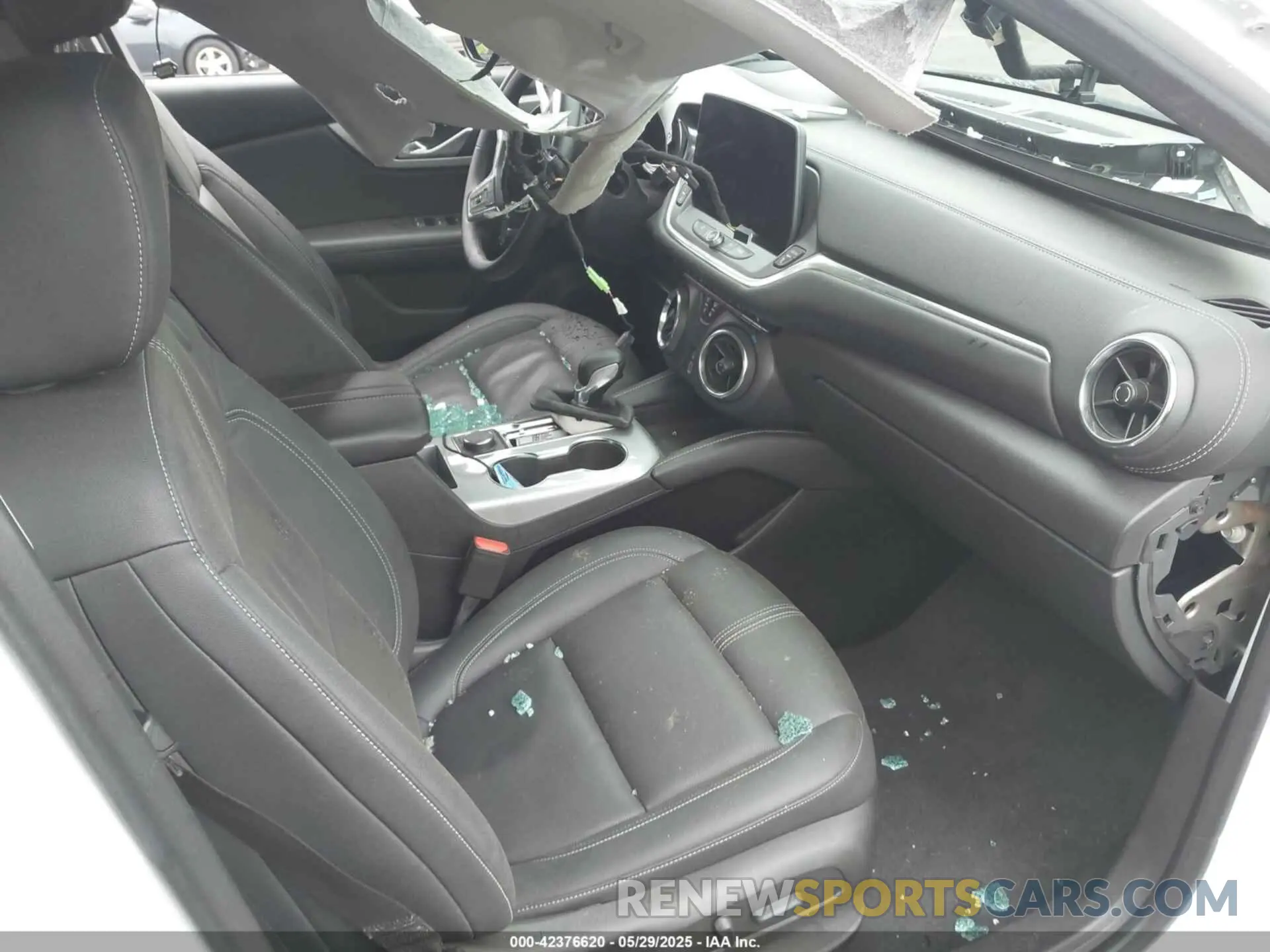 5 Photograph of a damaged car 3GNKBJR49RS175777 CHEVROLET BLAZER 2024