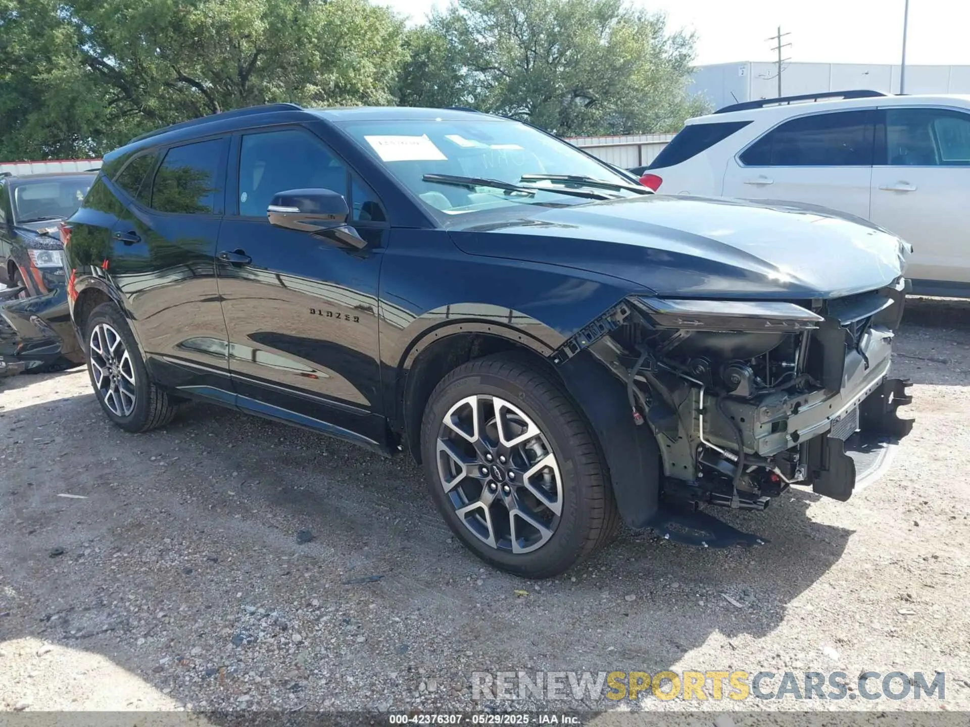 1 Photograph of a damaged car 3GNKBERS1SS196957 CHEVROLET BLAZER 2025