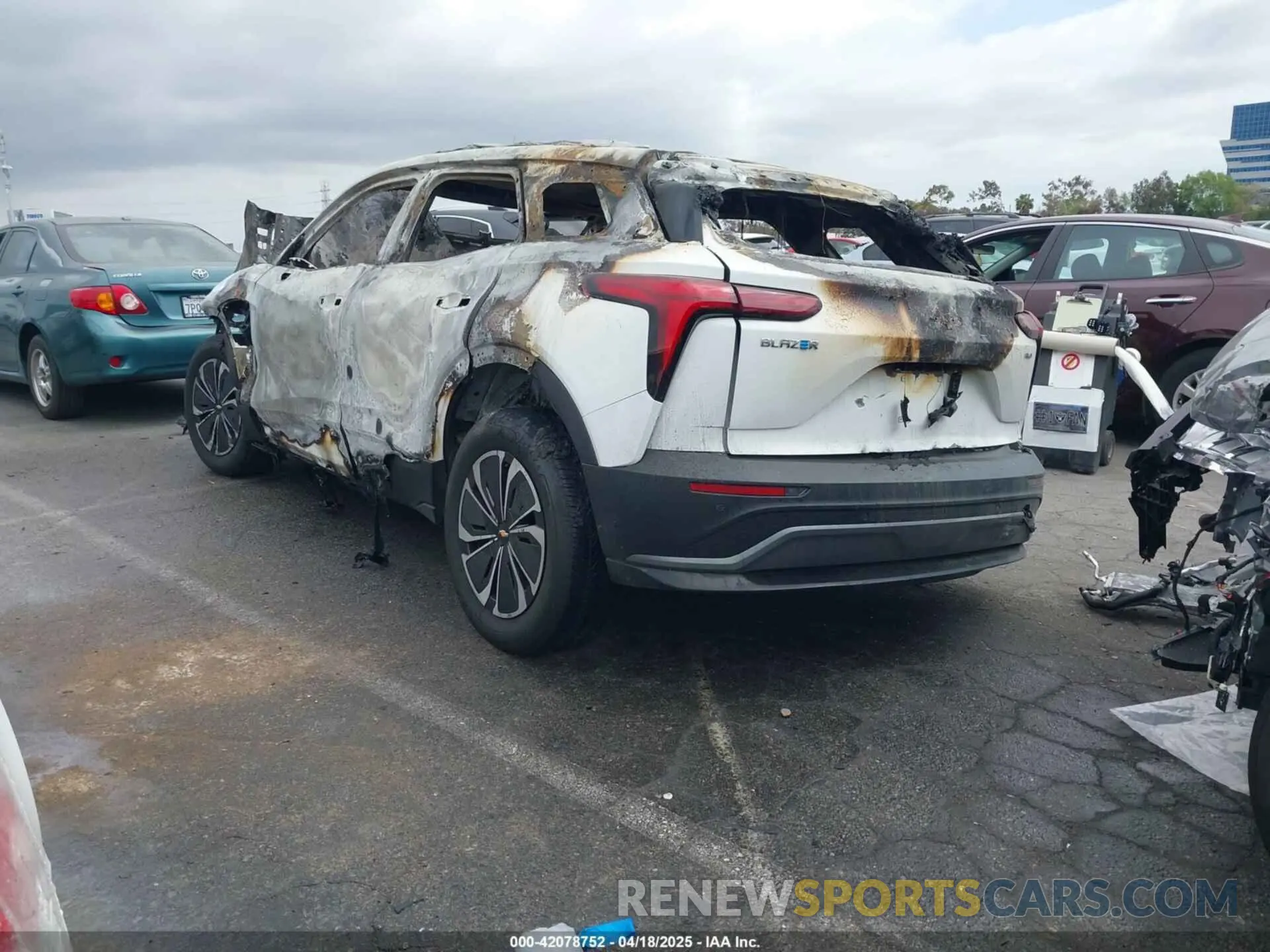 3 Photograph of a damaged car 3GNKDBRJ4RS193951 CHEVROLET BLAZER EV 2024