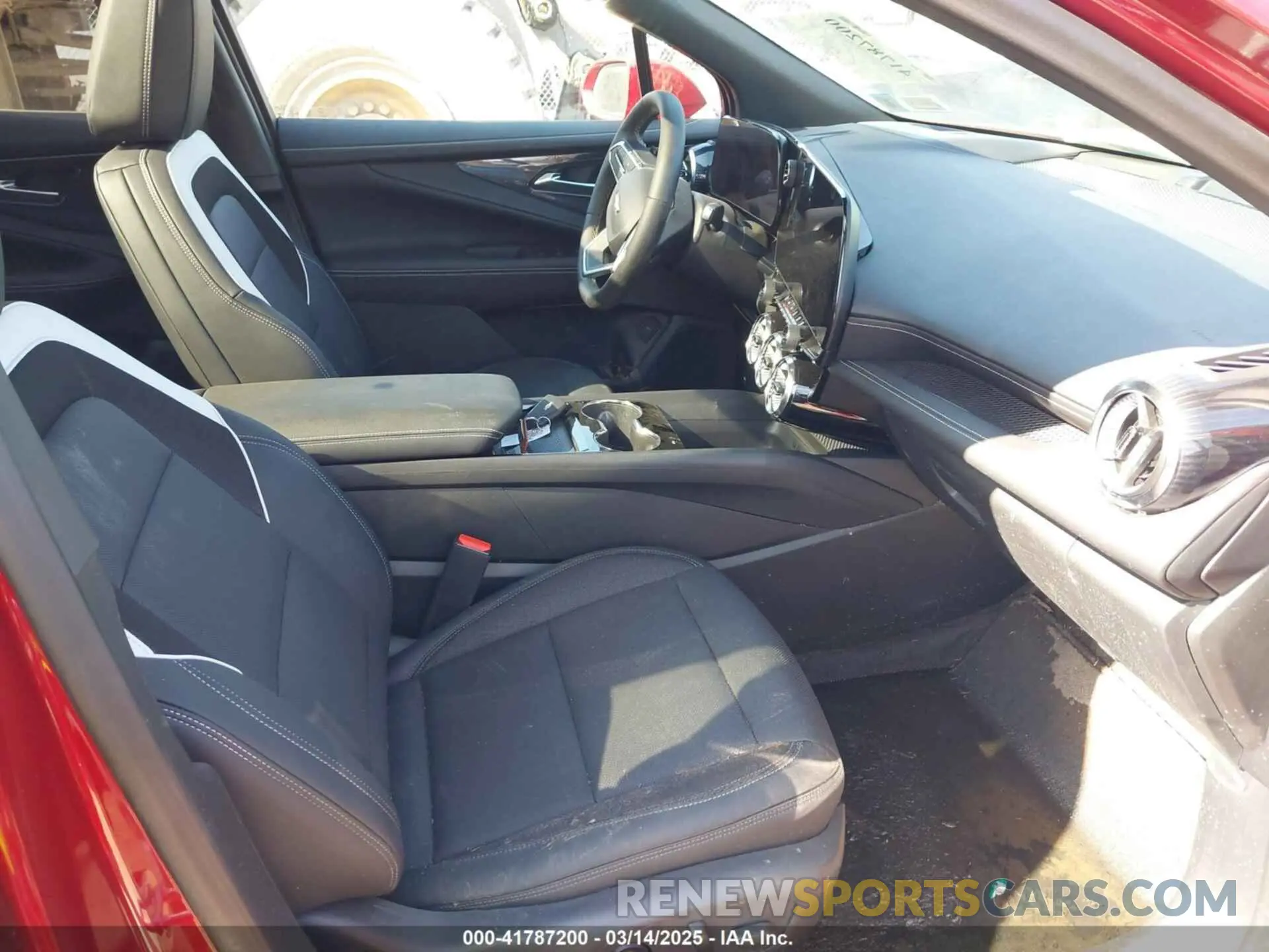 5 Photograph of a damaged car 3GNKDBRJ8RS215935 CHEVROLET BLAZER EV 2024