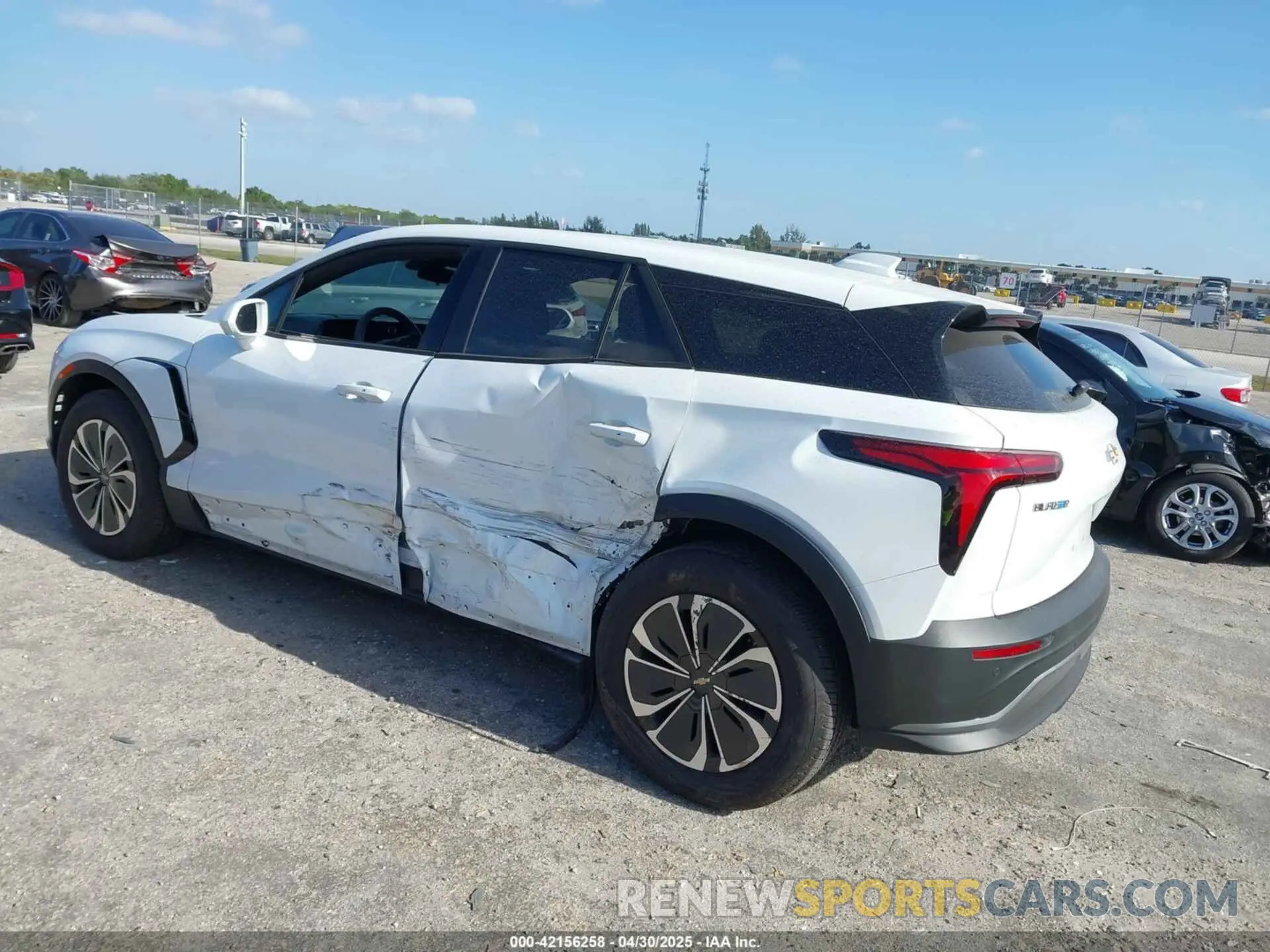 3 Photograph of a damaged car 3GNKDGRJ9SS116723 CHEVROLET BLAZER EV 2025