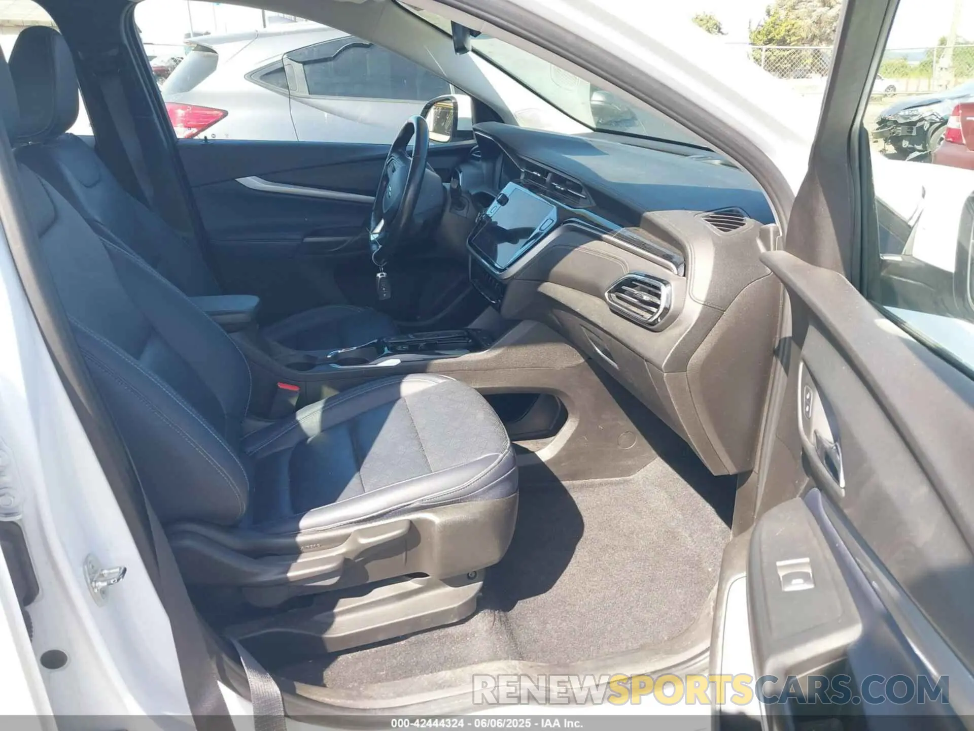 5 Photograph of a damaged car 1G1FY6S02N4135704 CHEVROLET BOLT EUV 2022
