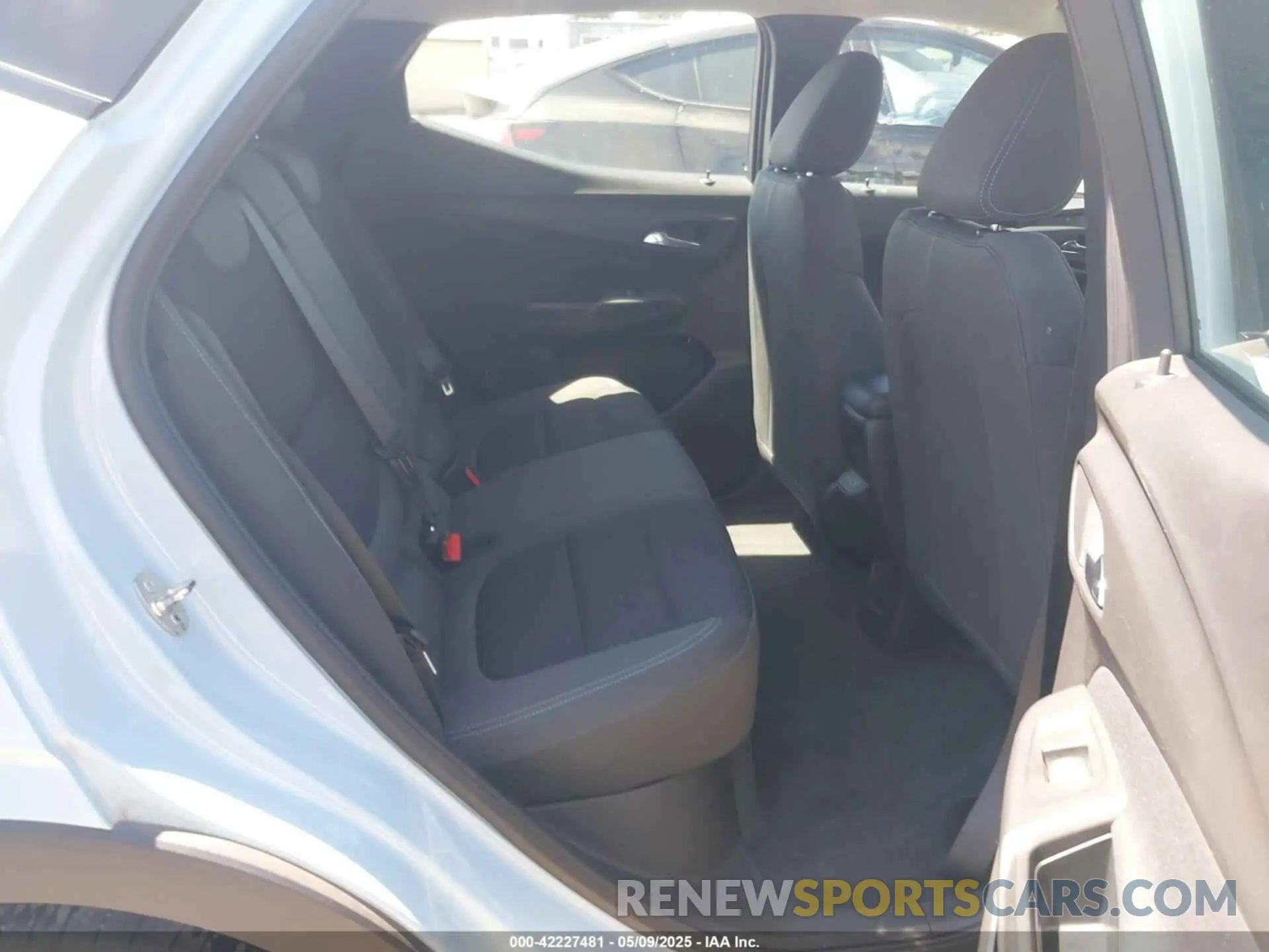 8 Photograph of a damaged car 1G1FY6S05N4109761 CHEVROLET BOLT EUV 2022