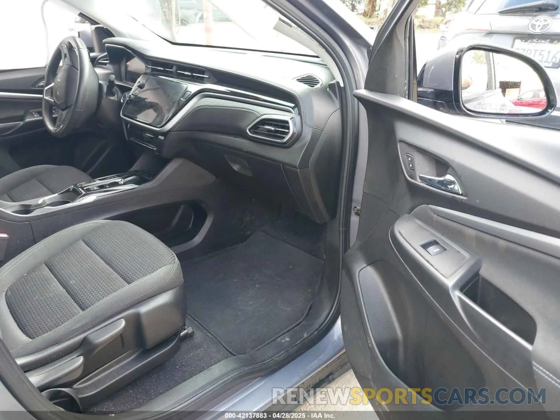 5 Photograph of a damaged car 1G1FY6S04P4138803 CHEVROLET BOLT EUV 2023
