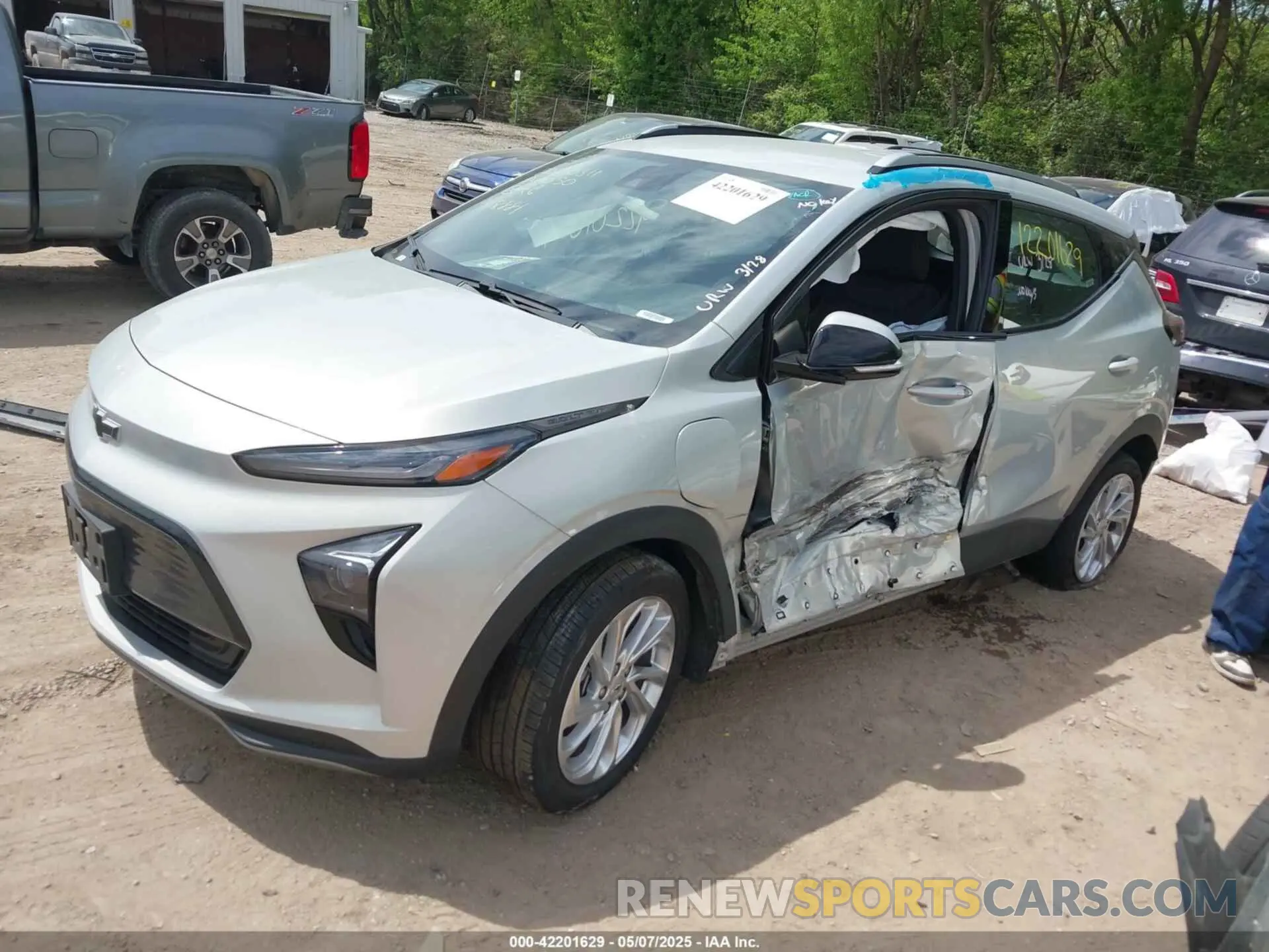 2 Photograph of a damaged car 1G1FY6S08P4148881 CHEVROLET BOLT EUV 2023