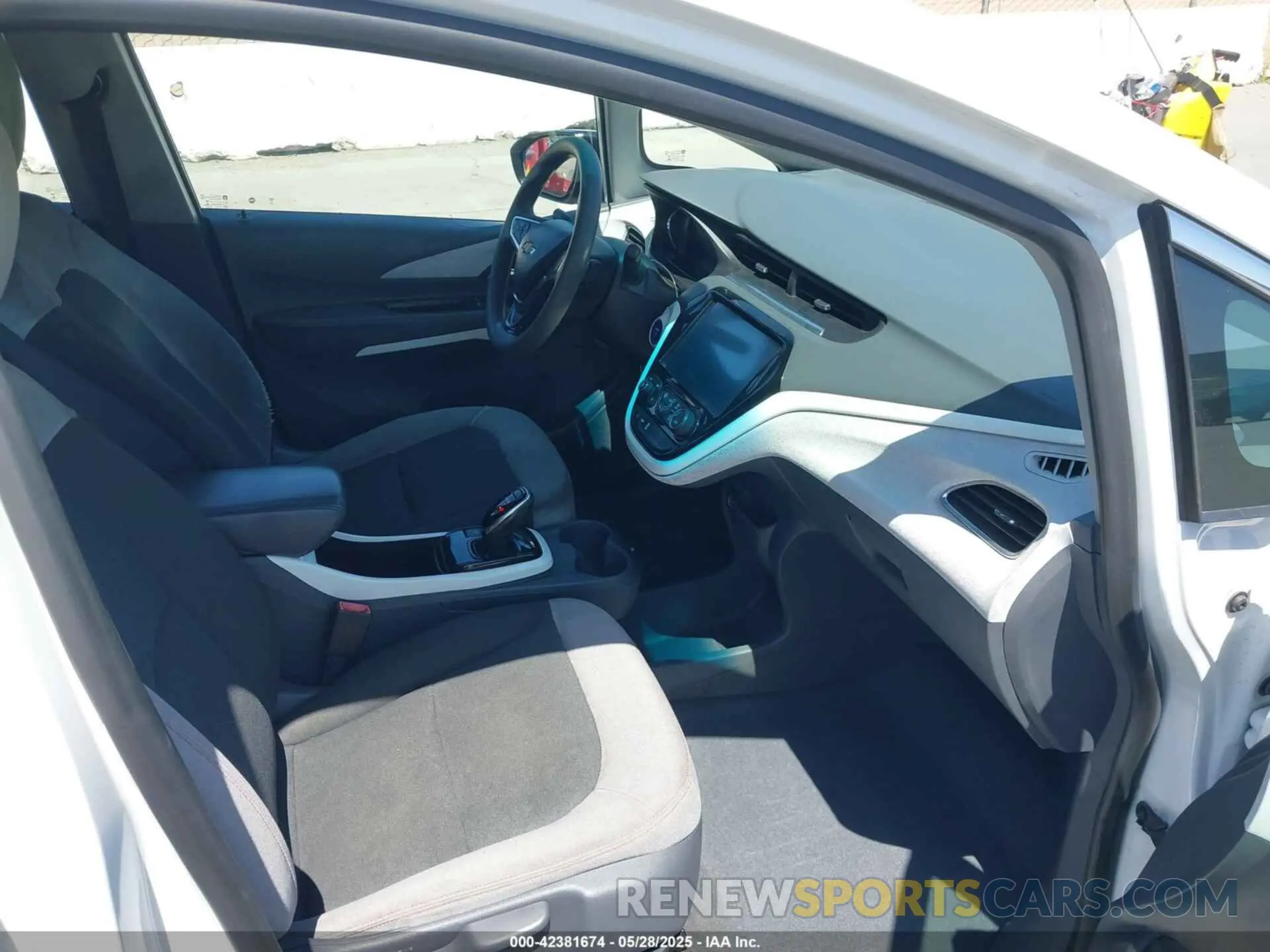 5 Photograph of a damaged car 1G1FY6S01L4117935 CHEVROLET BOLT EV 2020