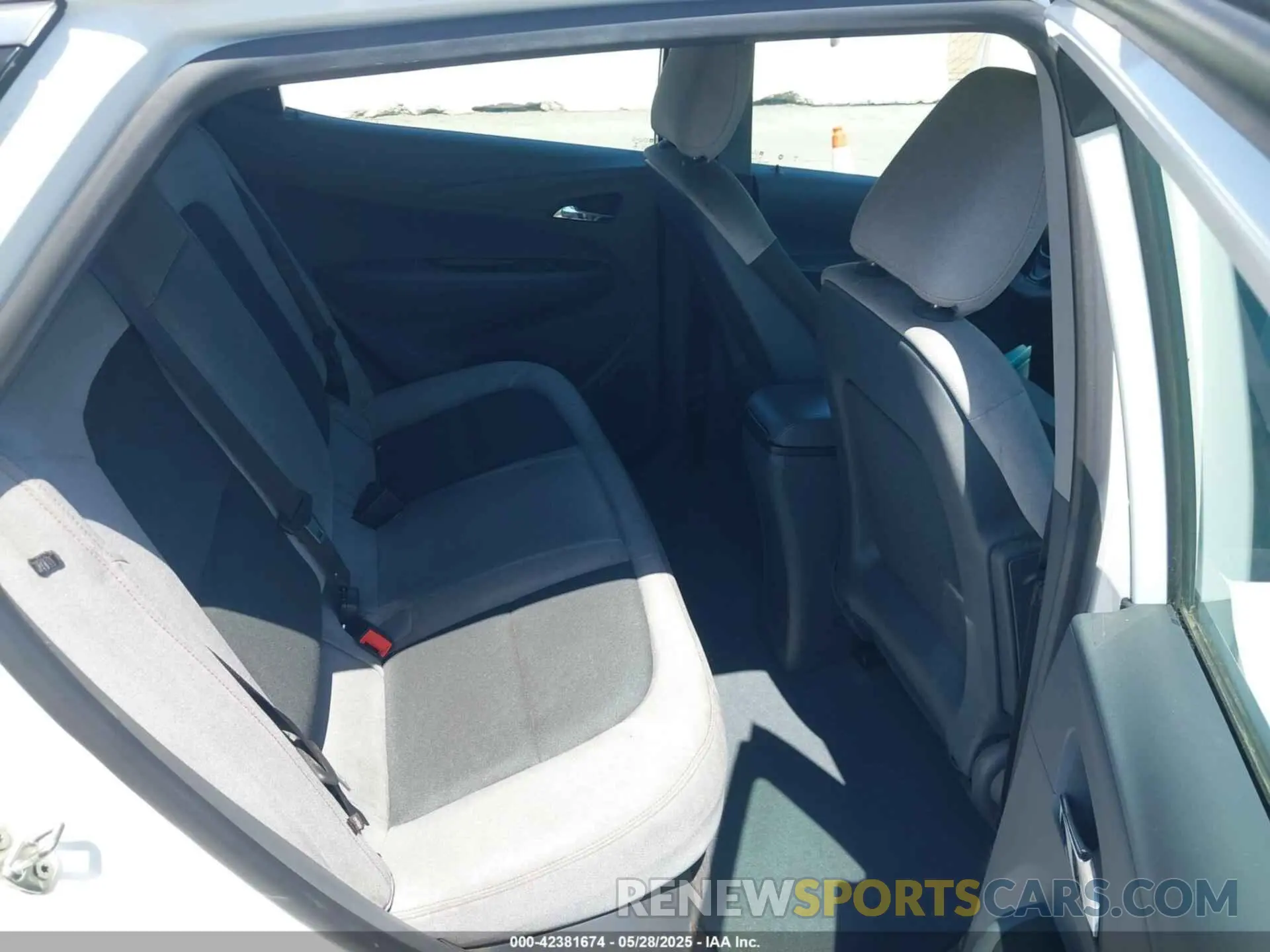 8 Photograph of a damaged car 1G1FY6S01L4117935 CHEVROLET BOLT EV 2020