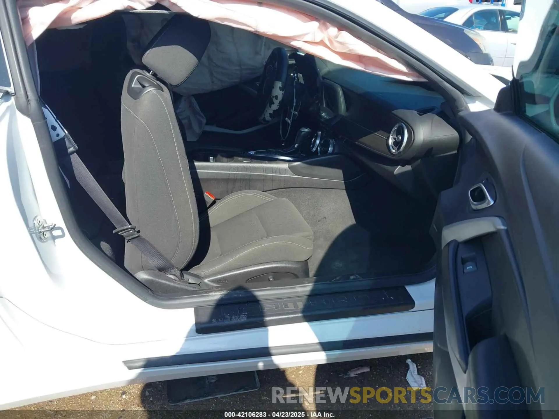 5 Photograph of a damaged car 1G1FB1RX0K0149384 CHEVROLET CAMARO 2019