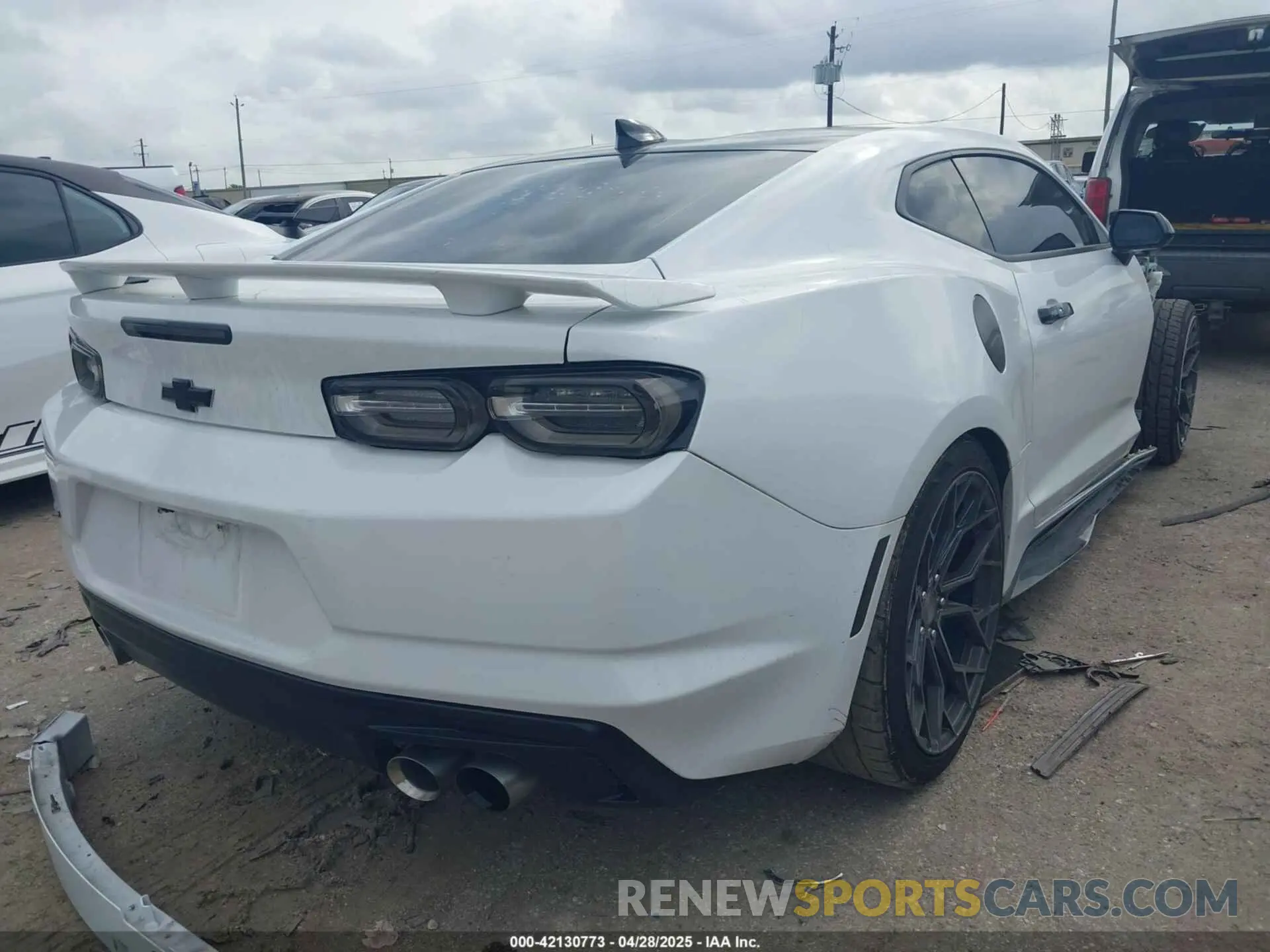 4 Photograph of a damaged car 1G1FF1R71L0142367 CHEVROLET CAMARO 2020