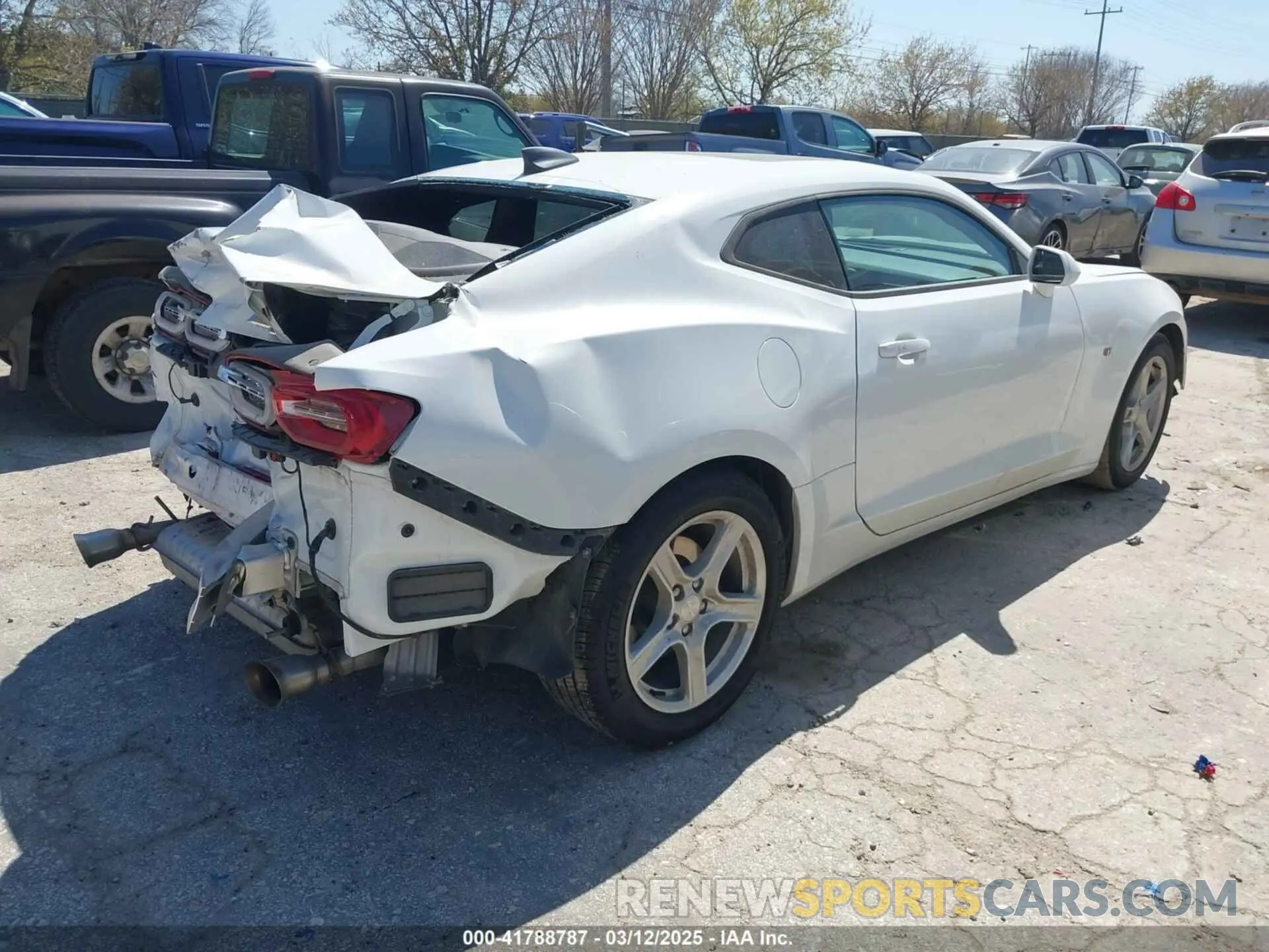 4 Photograph of a damaged car 1G1FB1RX4N0109913 CHEVROLET CAMARO 2022
