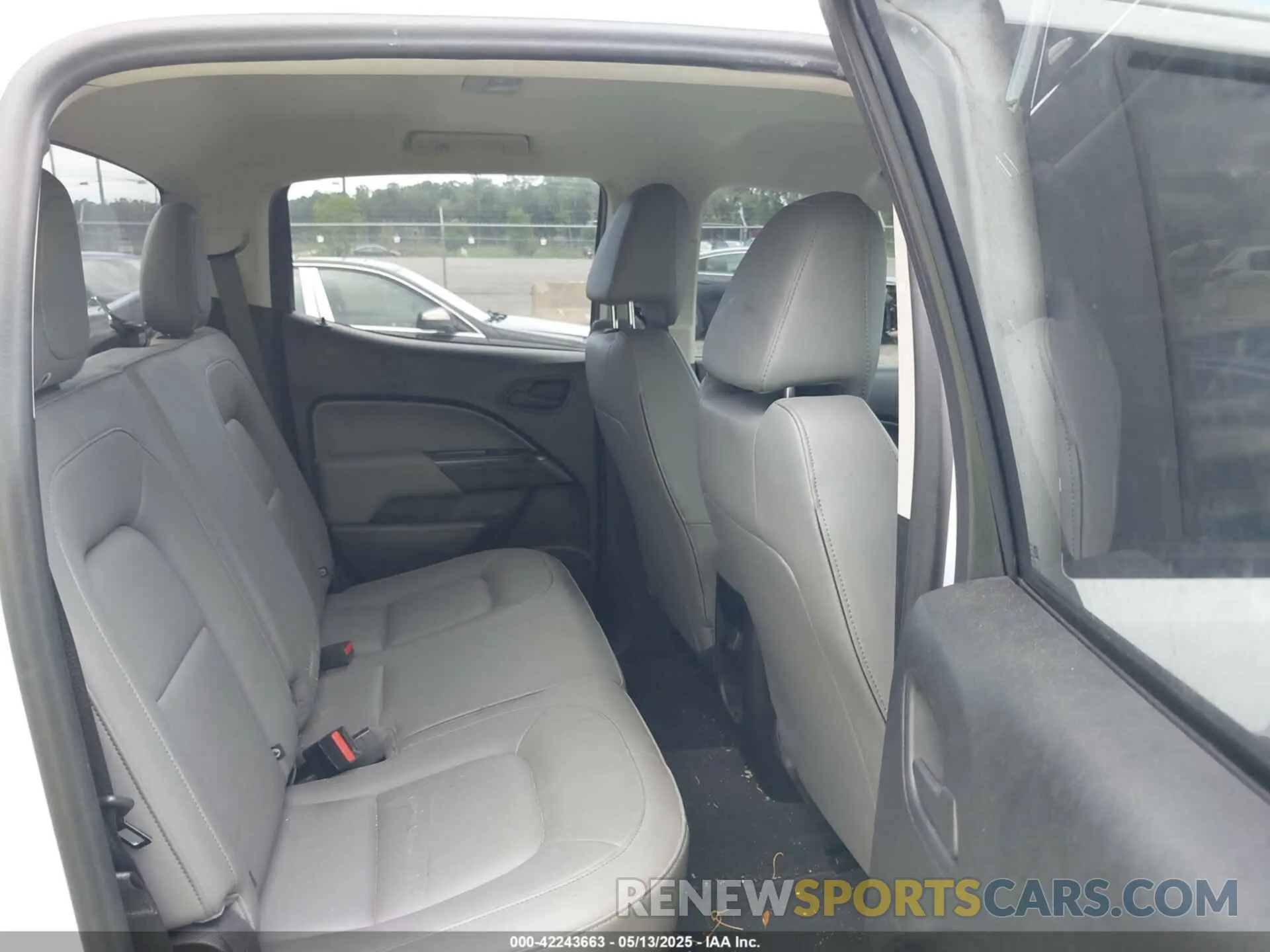 8 Photograph of a damaged car 1GCGSBEN2K1124325 CHEVROLET COLORADO 2019