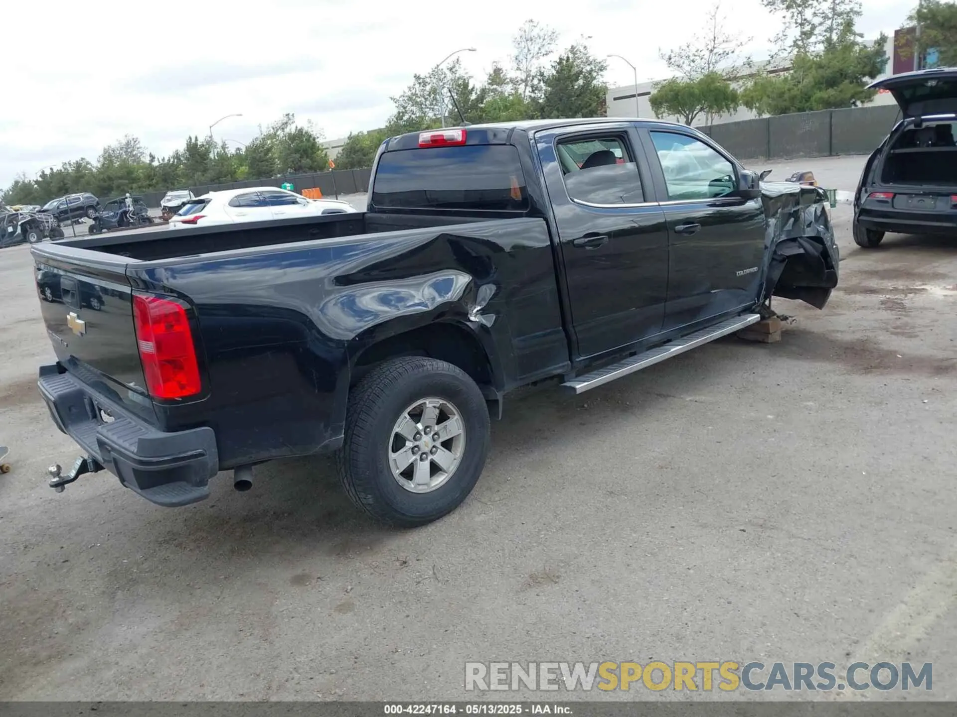 4 Photograph of a damaged car 1GCGSBEN6K1146263 CHEVROLET COLORADO 2019