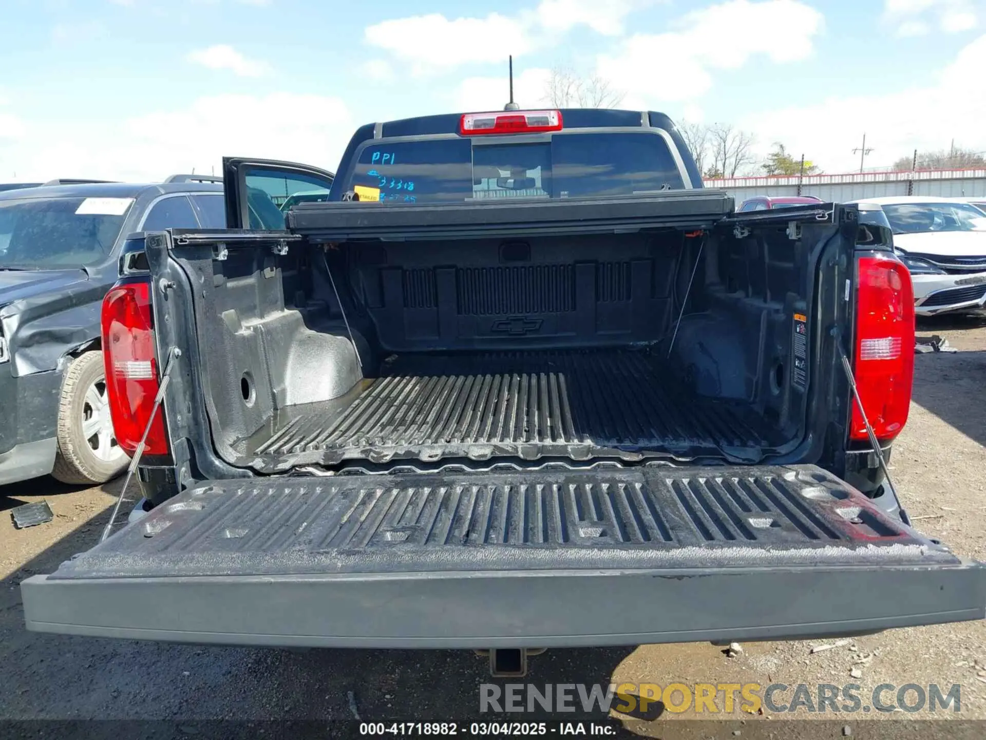 17 Photograph of a damaged car 1GCGSCEN1K1198597 CHEVROLET COLORADO 2019