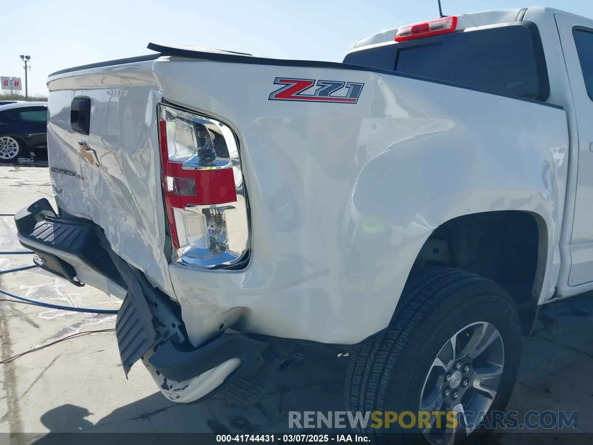 17 Photograph of a damaged car 1GCGSDEN9K1270894 CHEVROLET COLORADO 2019
