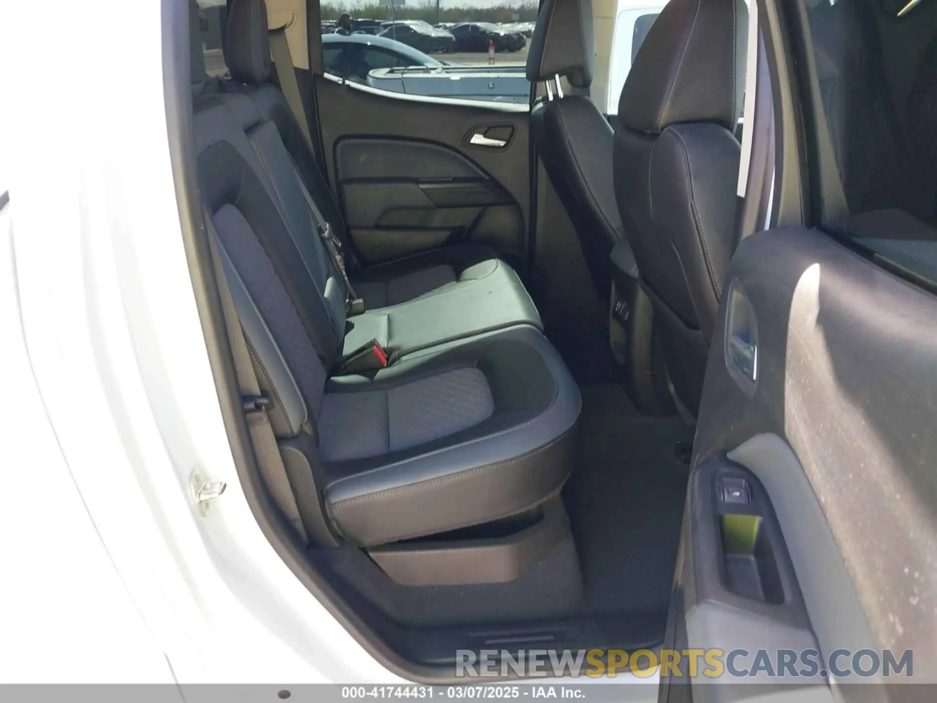 8 Photograph of a damaged car 1GCGSDEN9K1270894 CHEVROLET COLORADO 2019