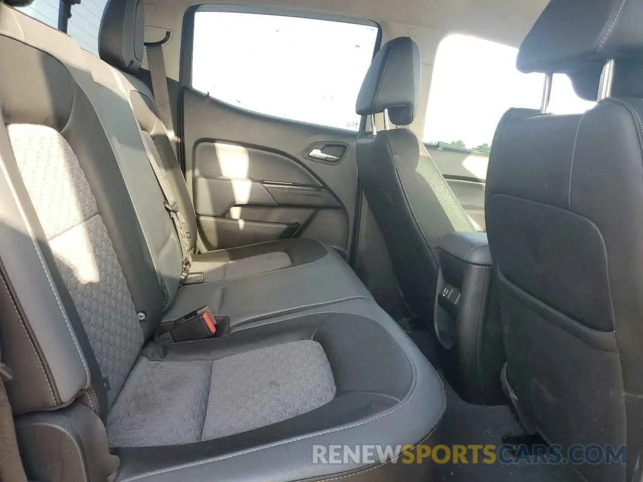 10 Photograph of a damaged car 1GCGSDENXK1341925 CHEVROLET COLORADO 2019
