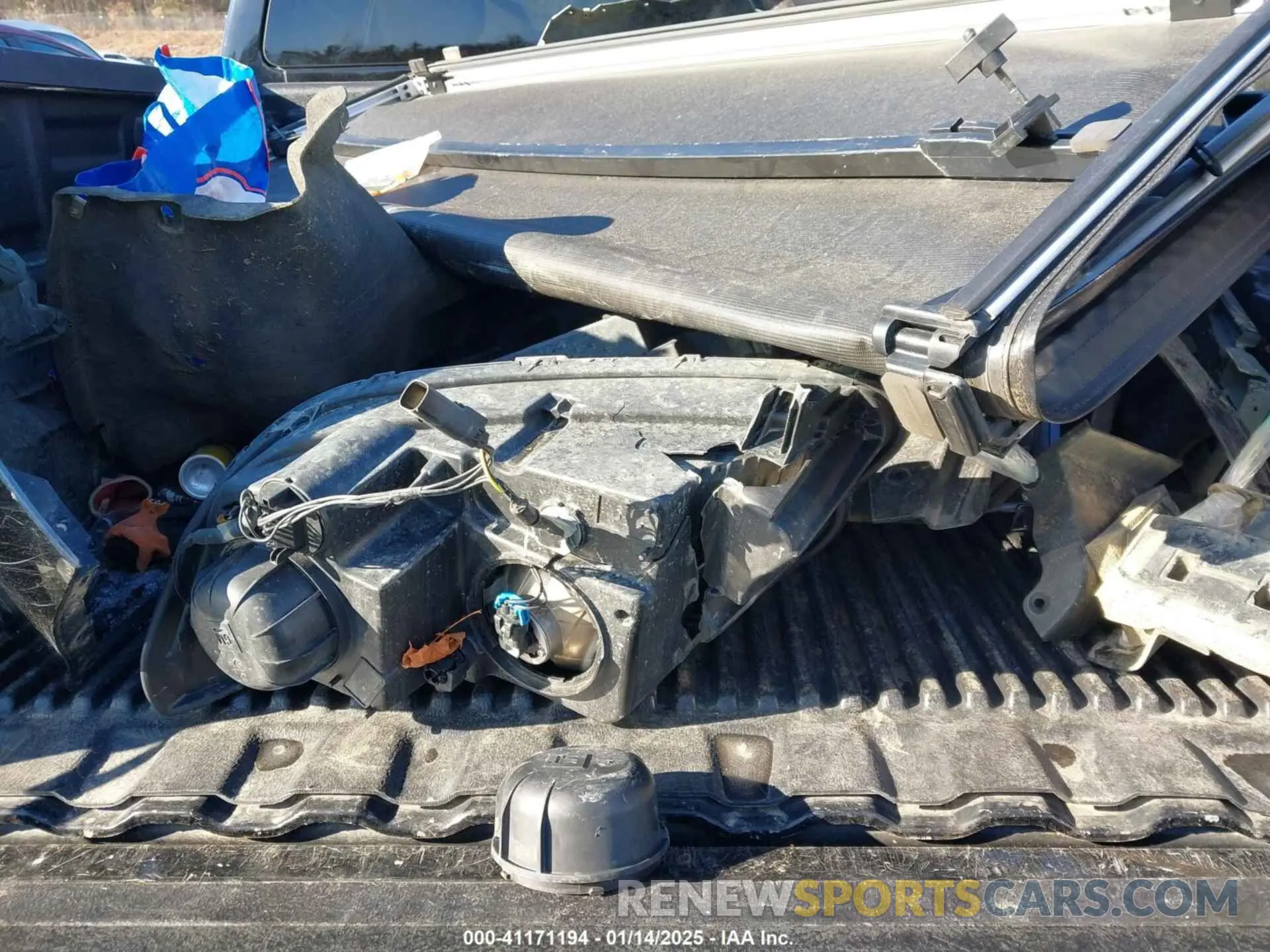 18 Photograph of a damaged car 1GCGTBEN0K1356113 CHEVROLET COLORADO 2019