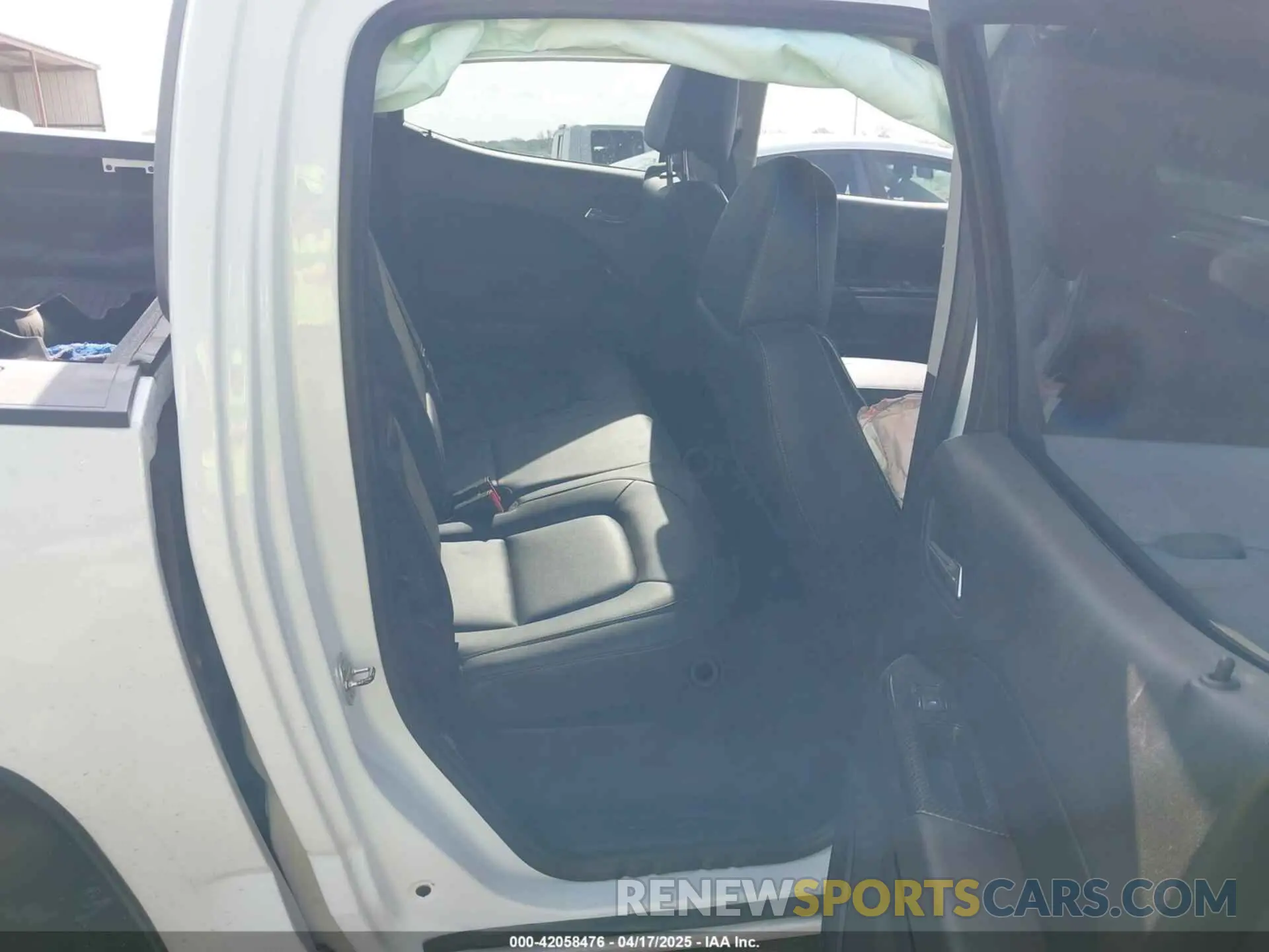 8 Photograph of a damaged car 1GCGTEEN7K1202435 CHEVROLET COLORADO 2019