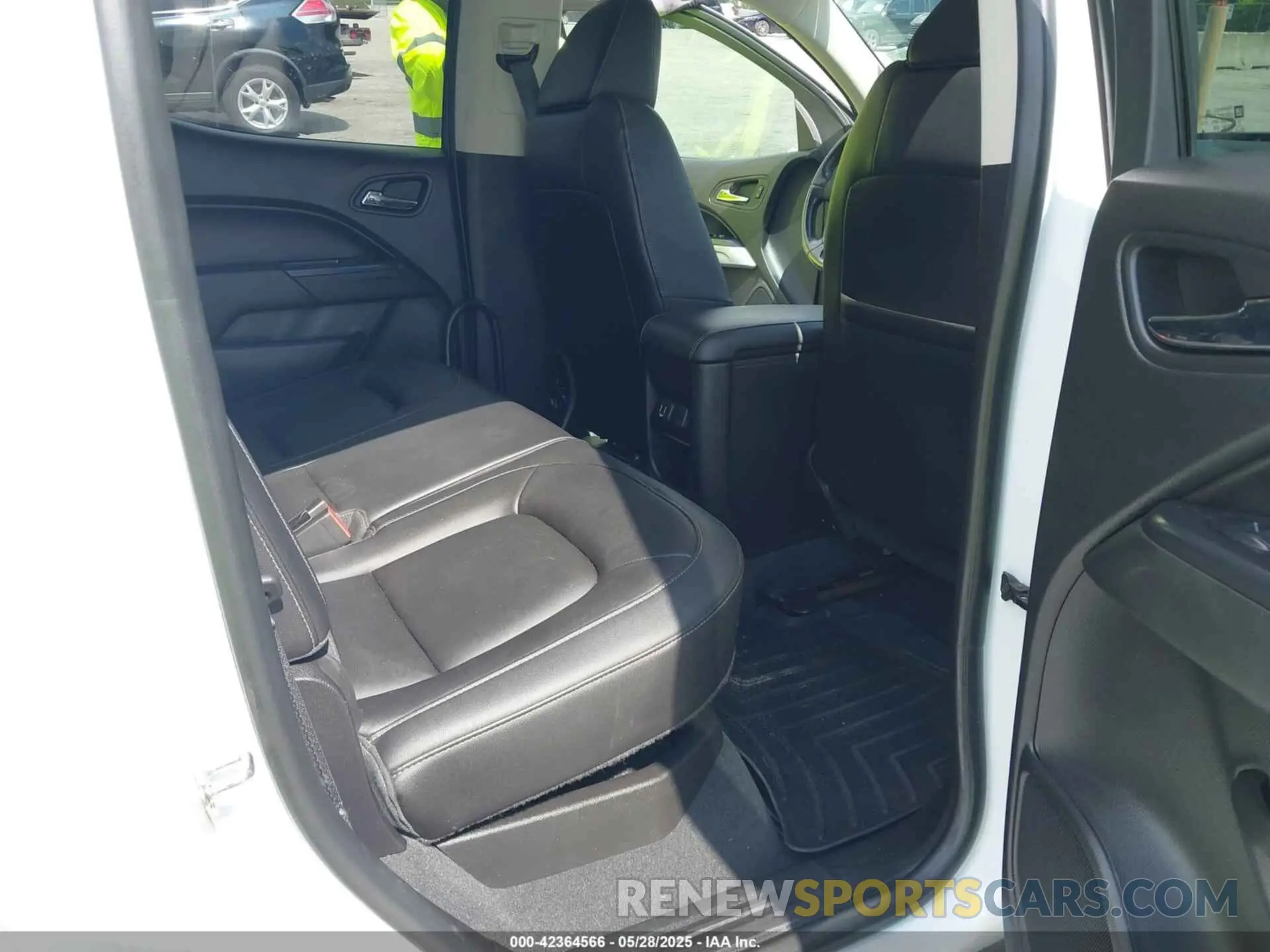 8 Photograph of a damaged car 1GCGTEEN9K1190949 CHEVROLET COLORADO 2019