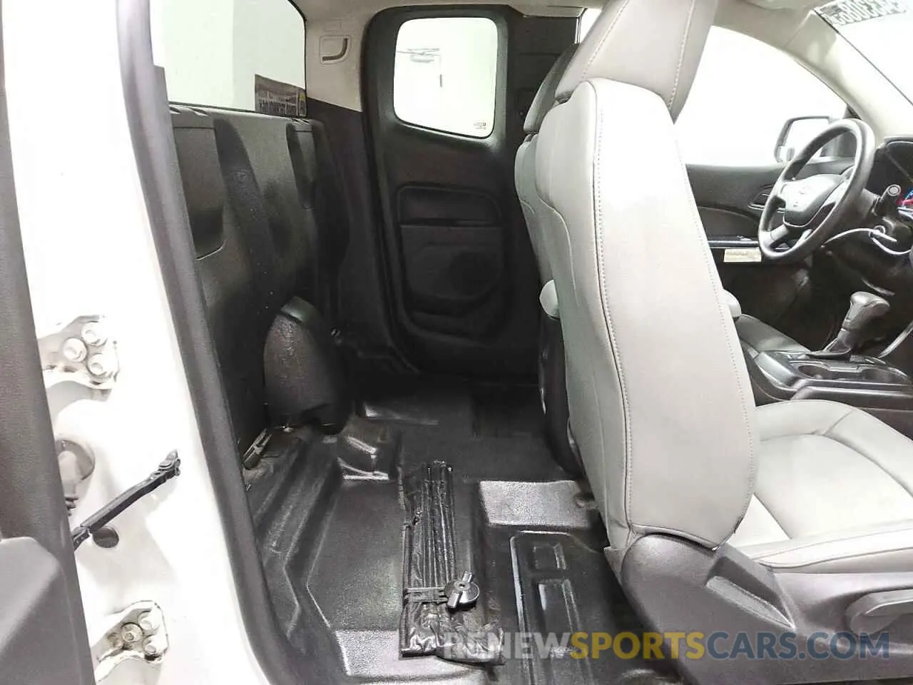 10 Photograph of a damaged car 1GCHSBEA1K1327305 CHEVROLET COLORADO 2019