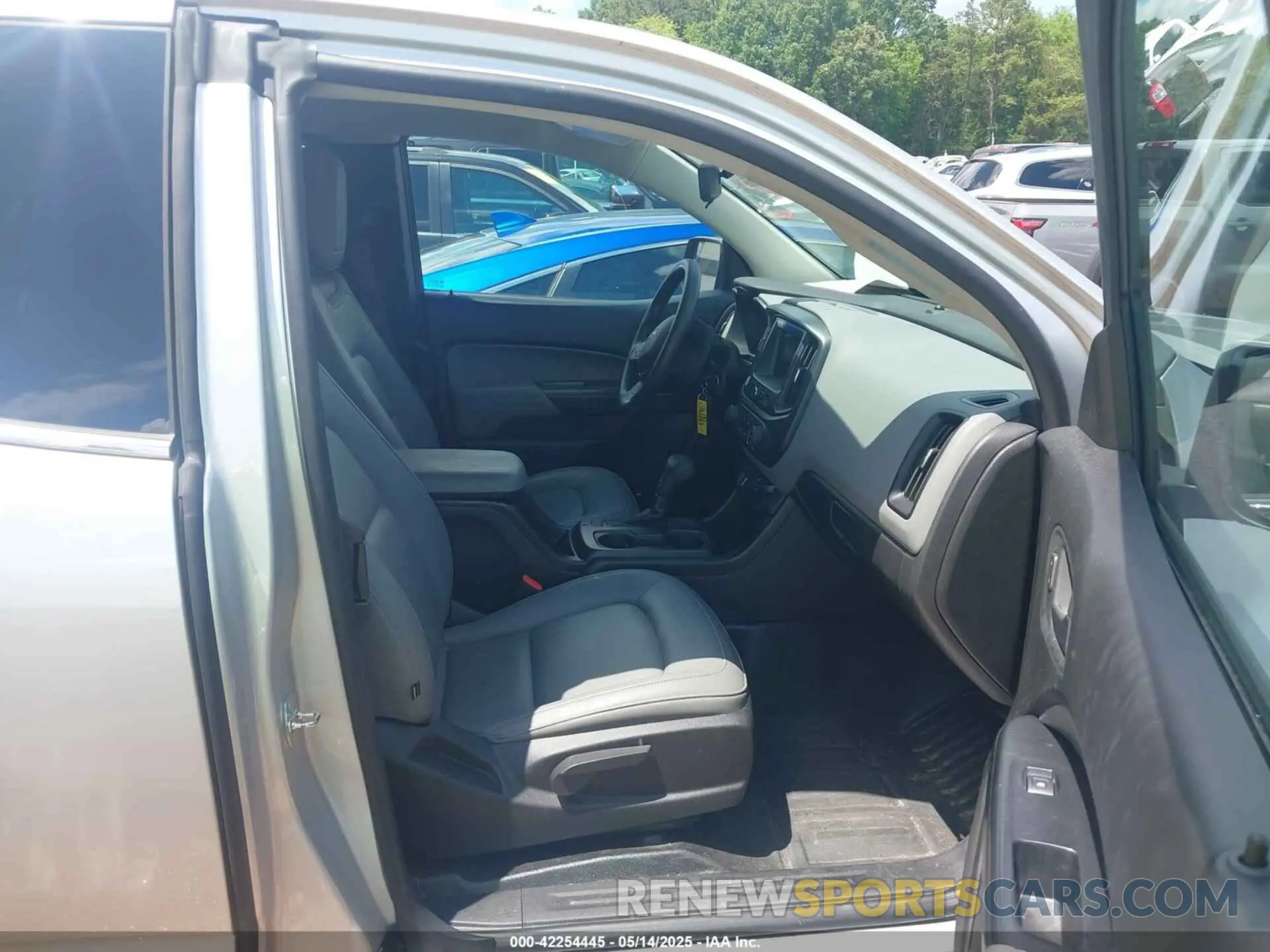 5 Photograph of a damaged car 1GCHSBEA3K1260366 CHEVROLET COLORADO 2019