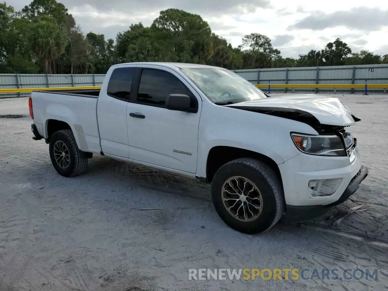 4 Photograph of a damaged car 1GCHSBEA4K1105163 CHEVROLET COLORADO 2019