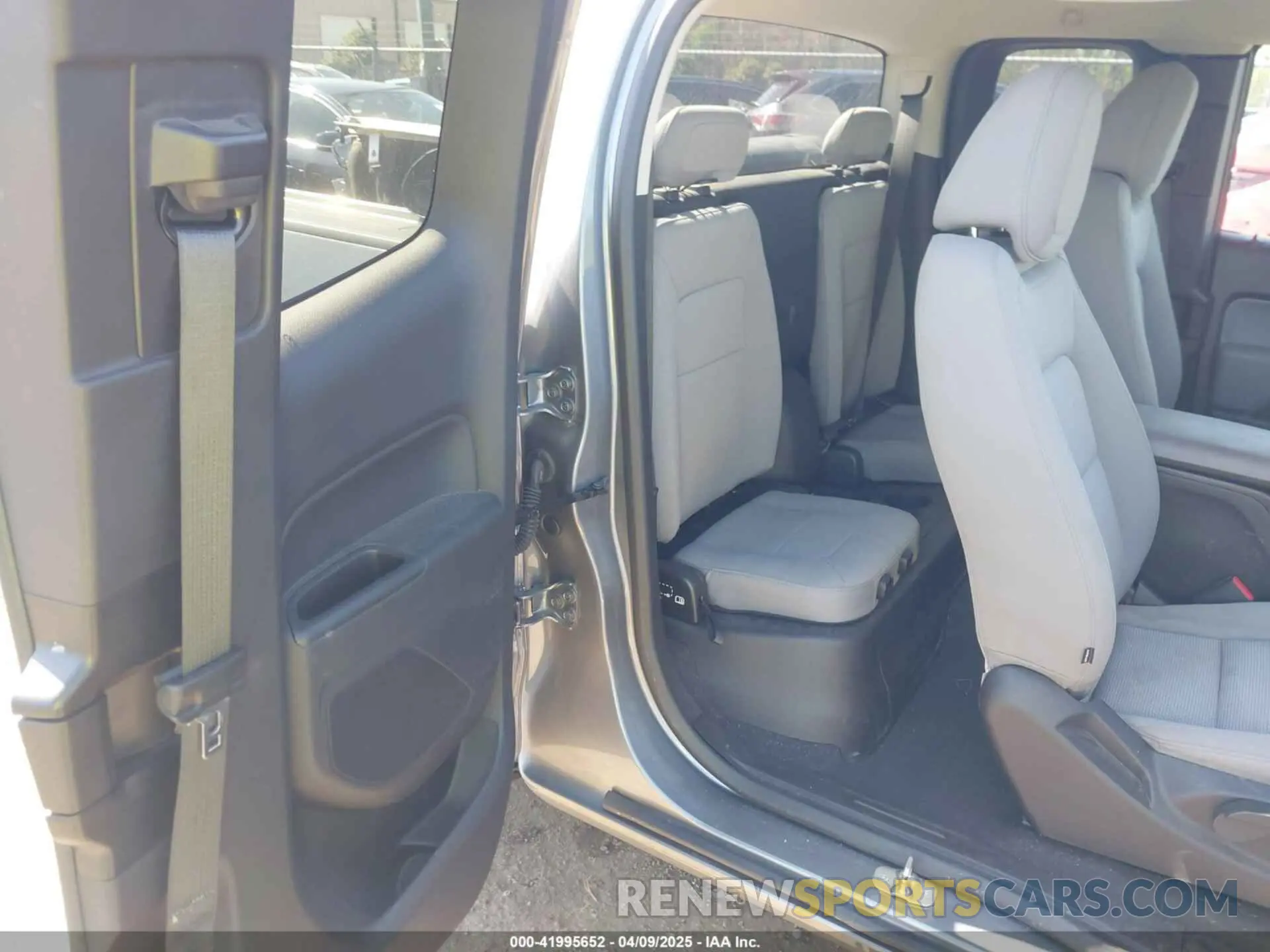 8 Photograph of a damaged car 1GCHSBEA6K1123485 CHEVROLET COLORADO 2019